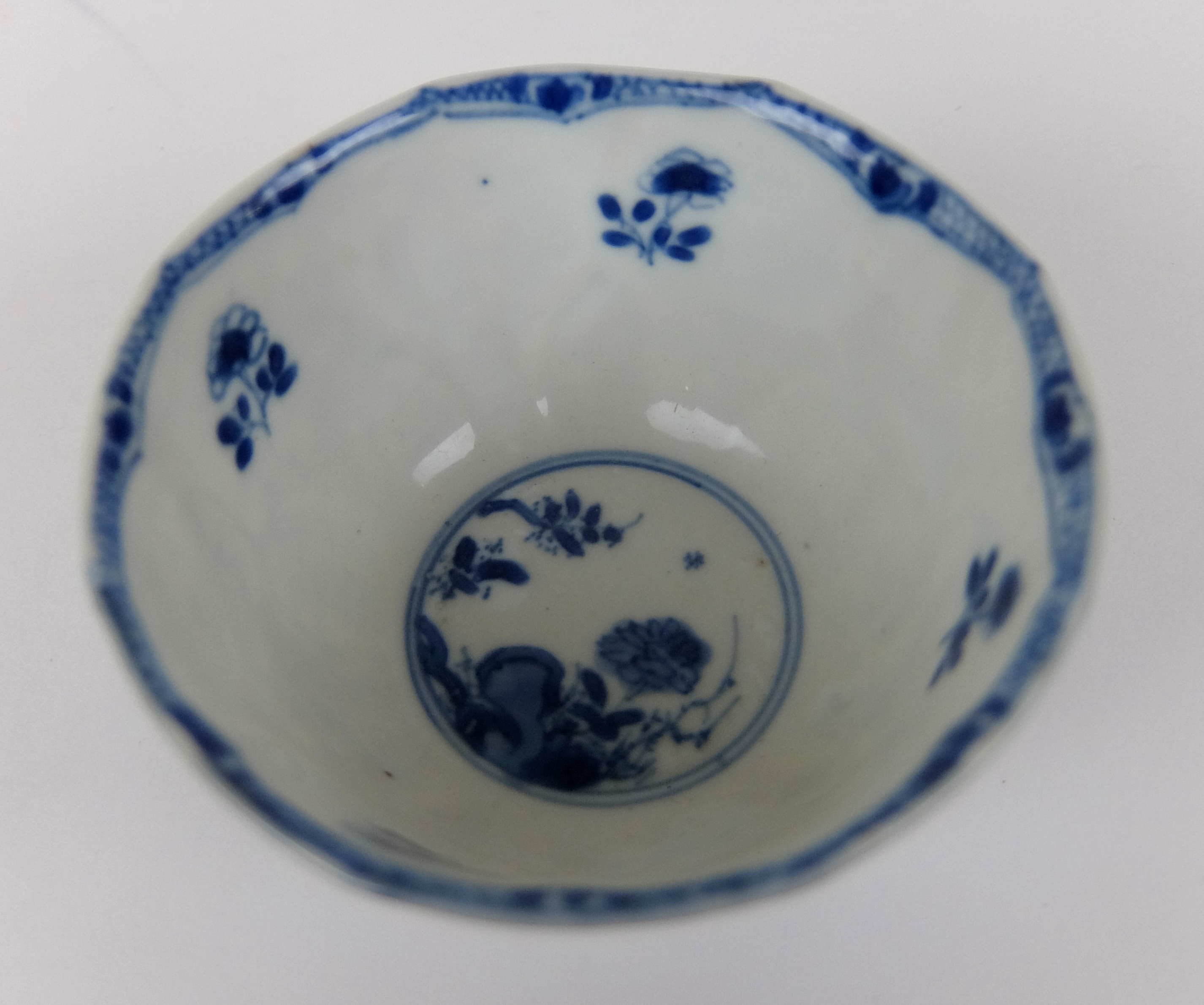 A set of twelve Chinese blue and white lobed teabowls and ten matching saucers painted with - Image 9 of 11