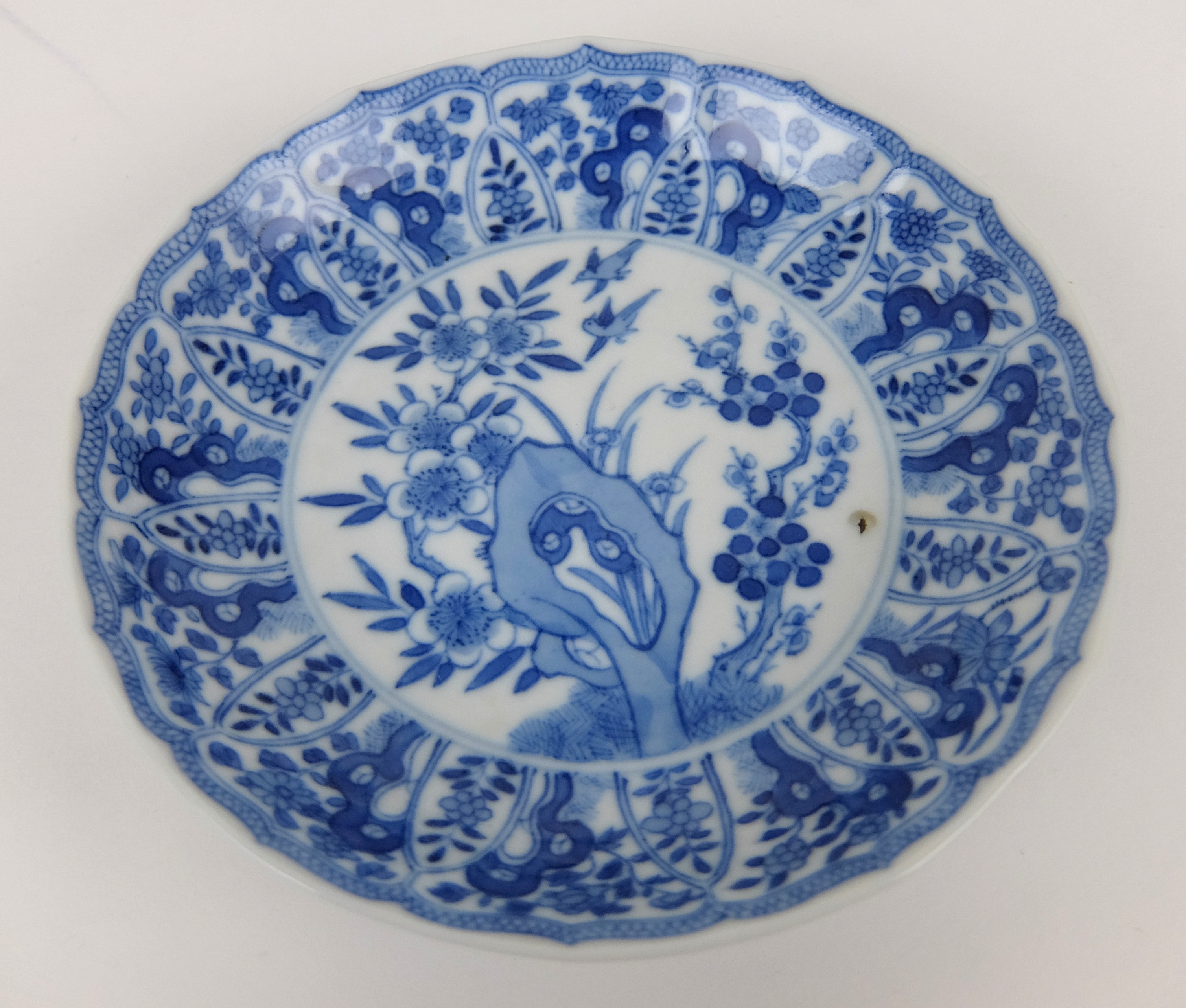 A set of twelve Chinese blue and white lobed teabowls and ten matching saucers painted with - Image 6 of 11