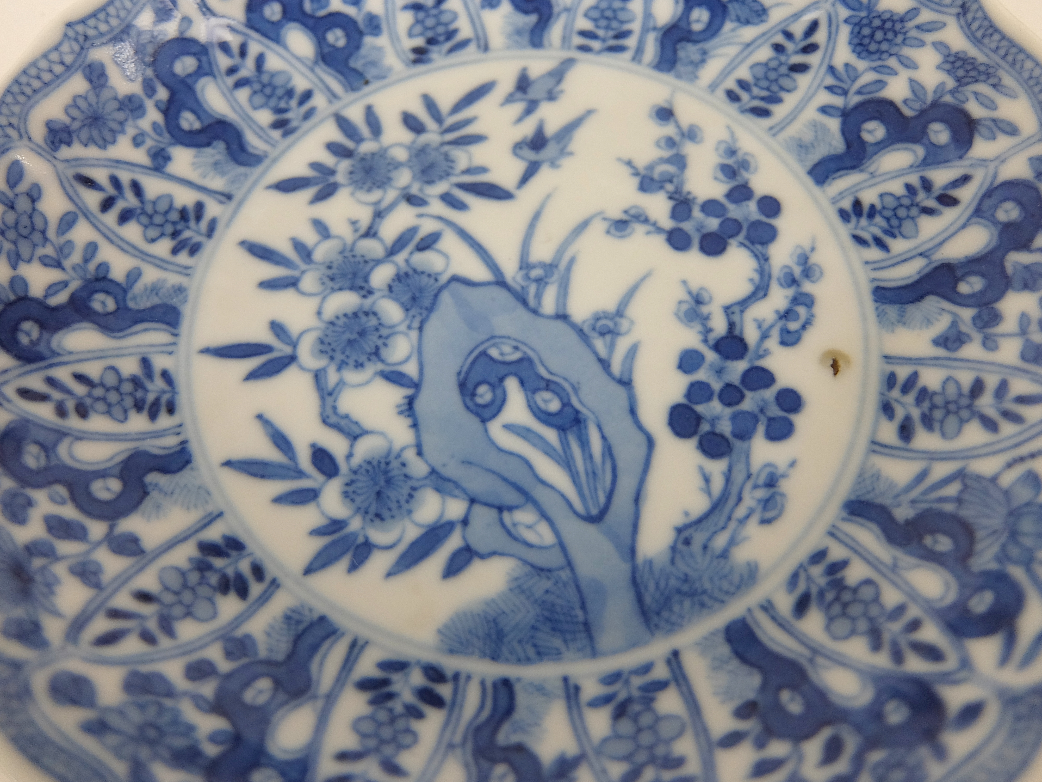 A set of twelve Chinese blue and white lobed teabowls and ten matching saucers painted with - Image 7 of 11