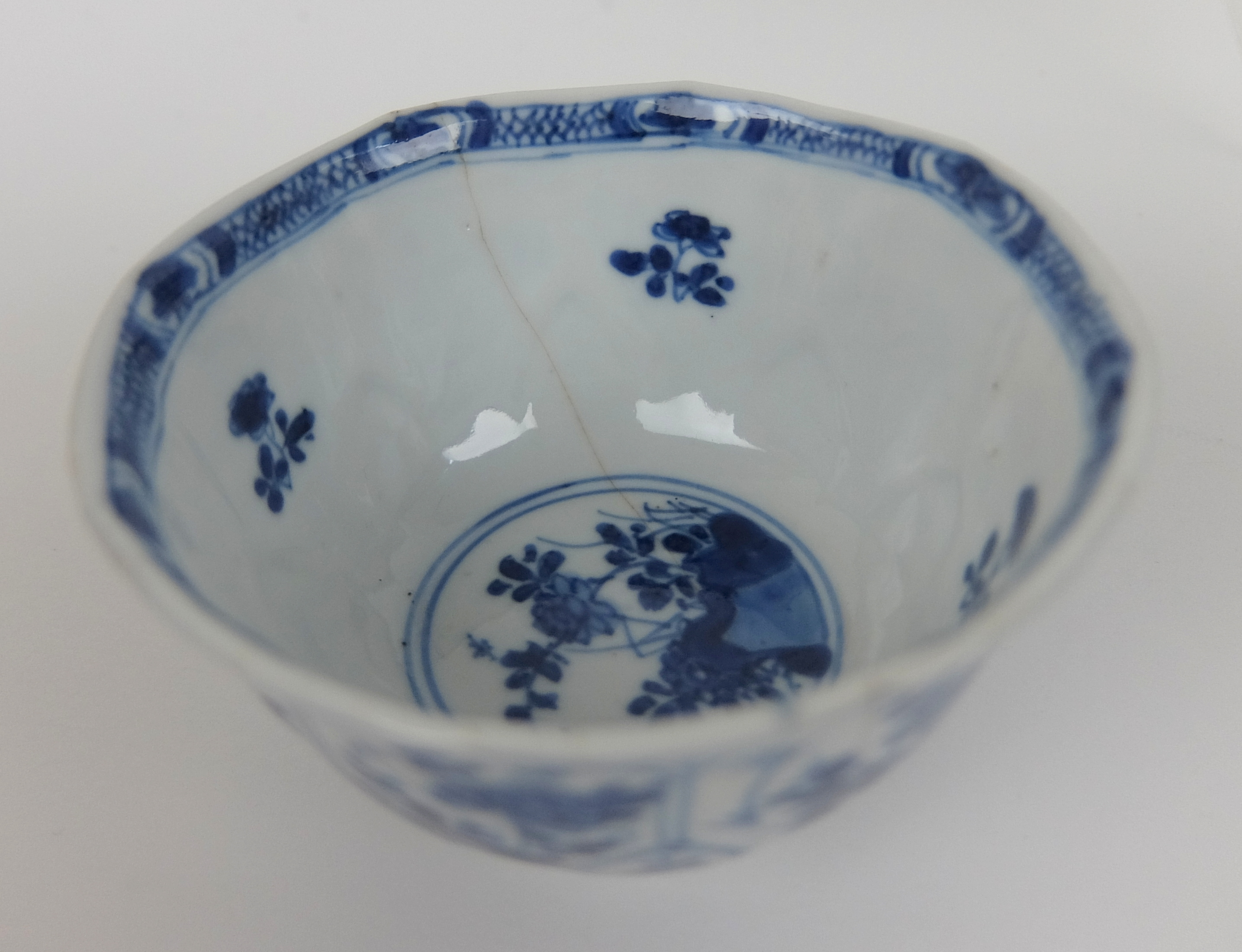 A set of twelve Chinese blue and white lobed teabowls and ten matching saucers painted with - Image 11 of 11