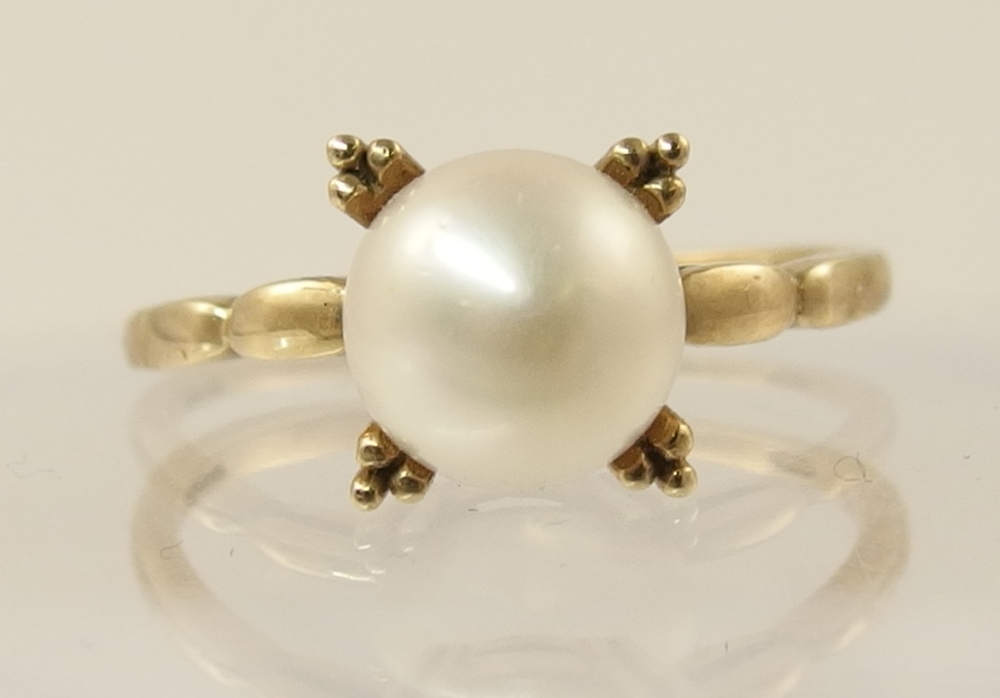 A 9ct pearl set ring