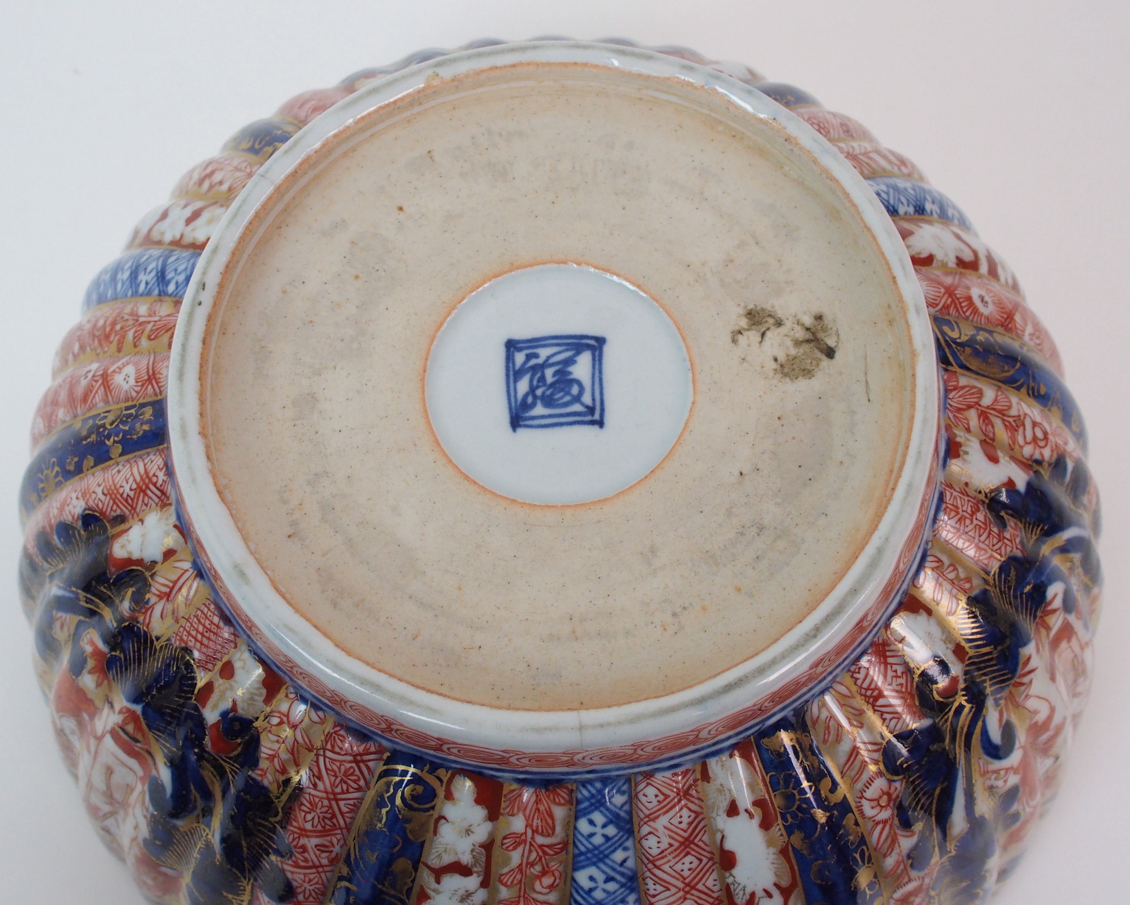 An Imari fluted fruit bowl painted with medallions of figures divided by diaper and foliate - Image 8 of 10