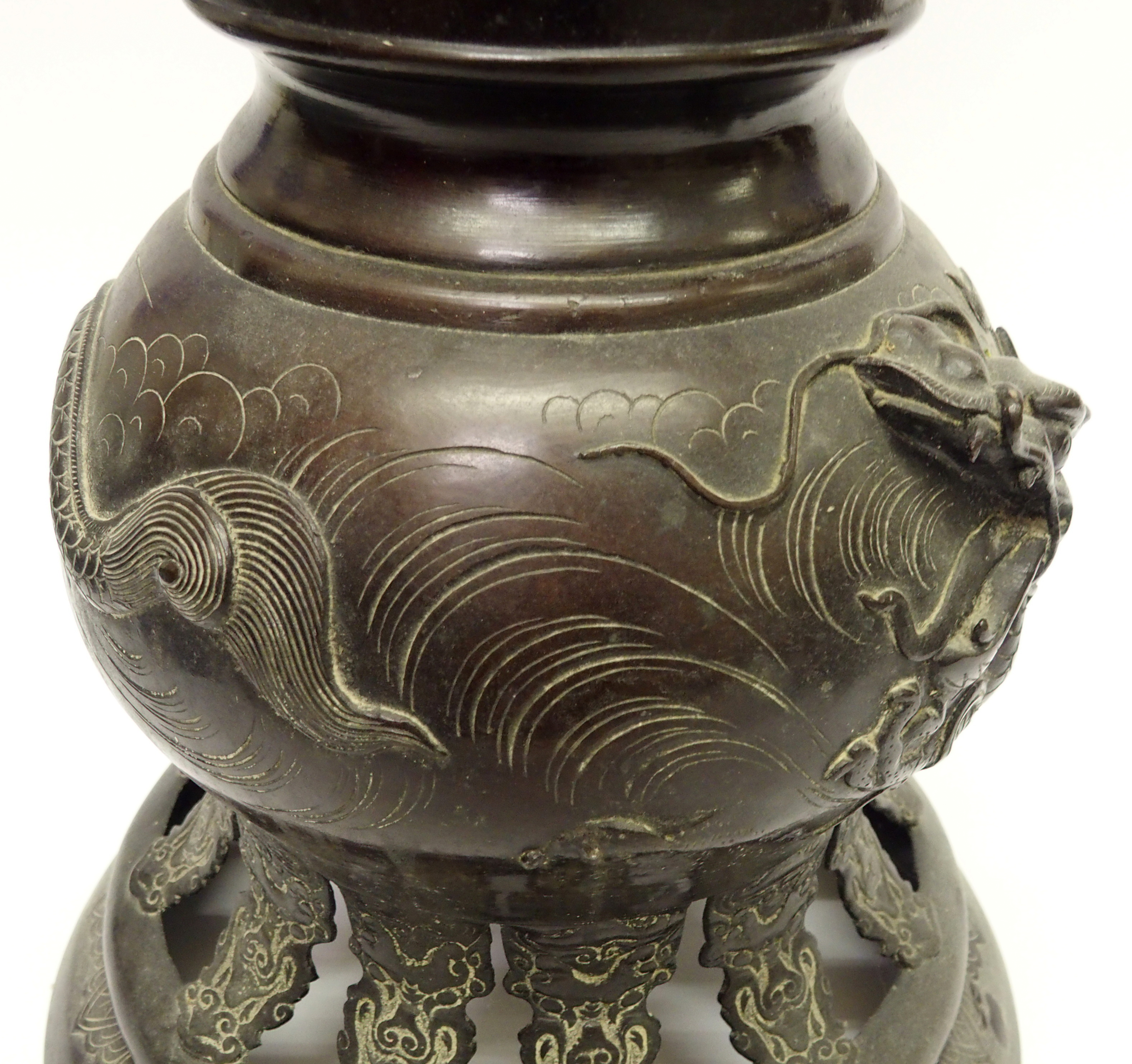 A large Japanese bronze oil lamp cast in sections with cranes, dragons, turtles, lappets, clouds and - Image 8 of 10