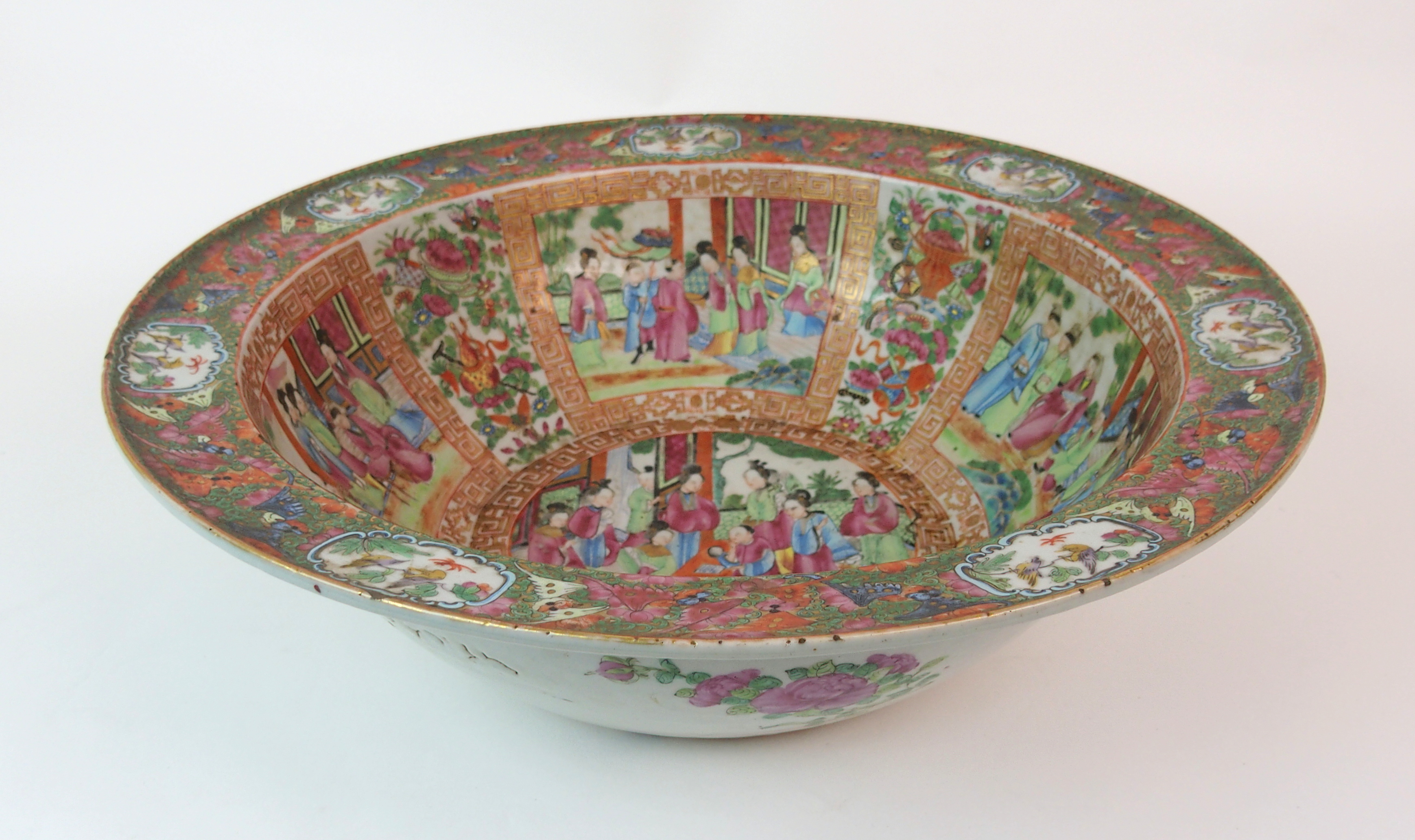 A Cantonese famille rose basin painted with panels of figures on balconies within gilt key pattern - Image 3 of 10