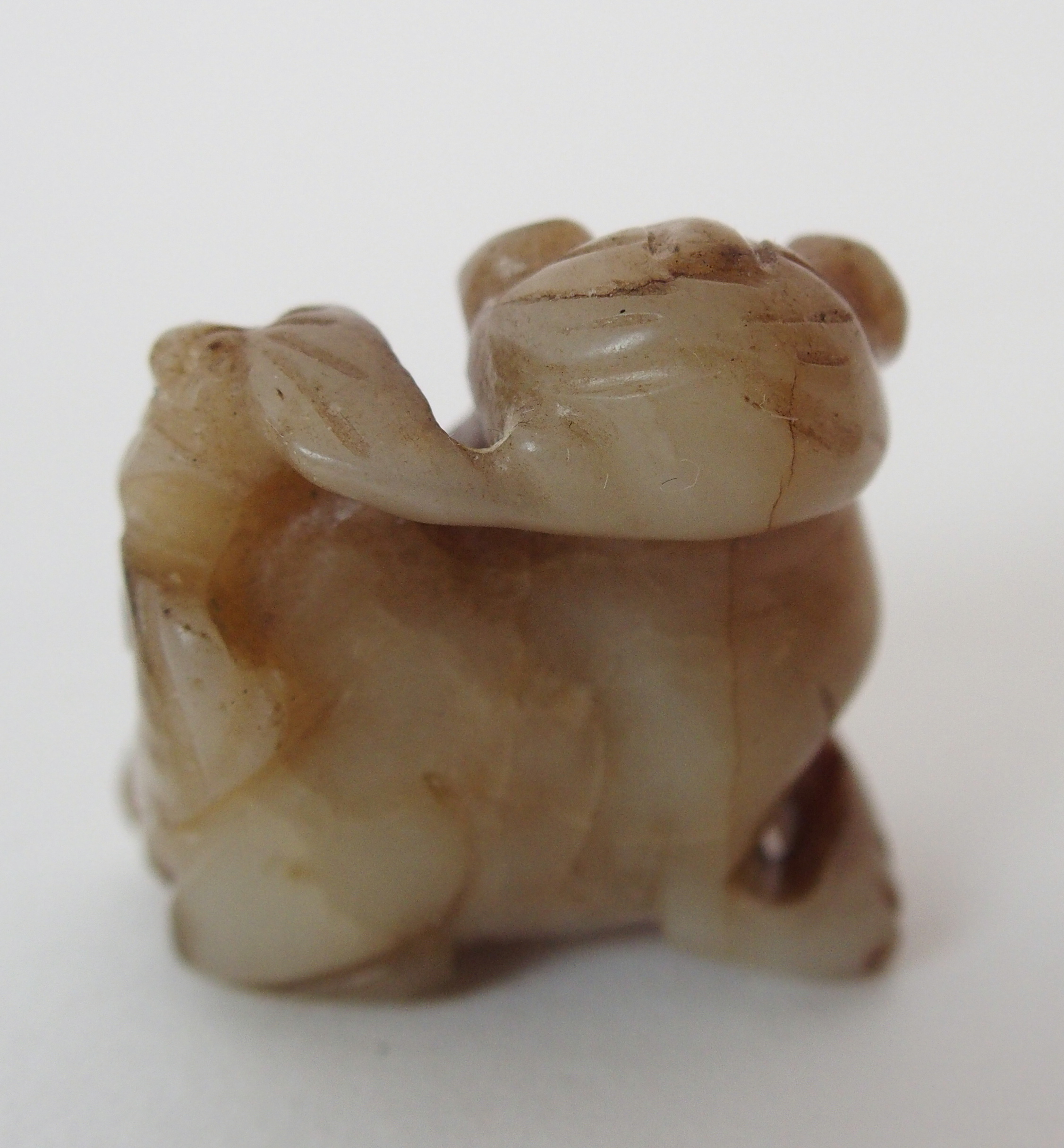 A Chinese jade carving of a feline and bat, 3cm high - Image 8 of 10