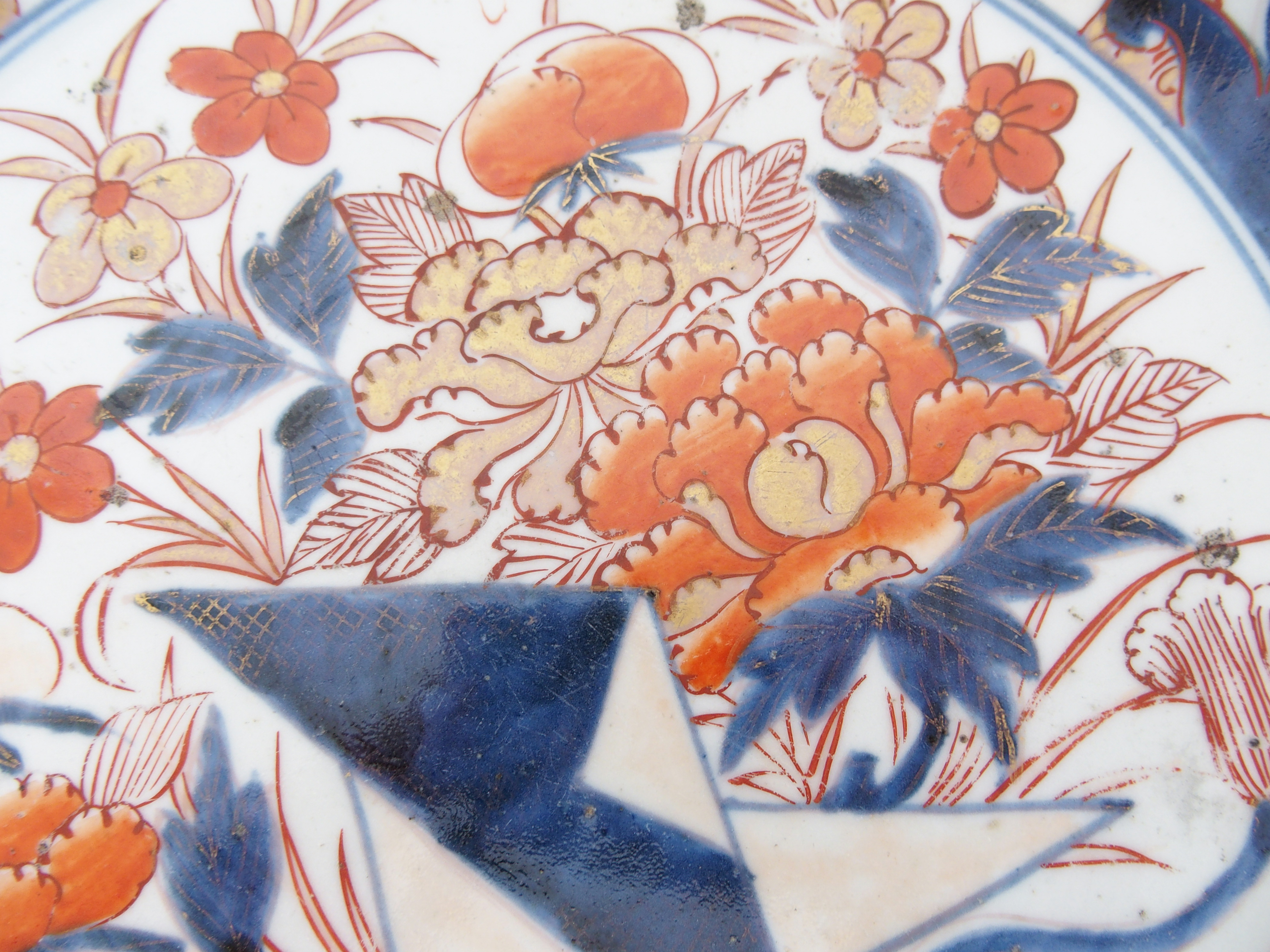 An Imari dish painted with chrysanthemum within foliate scroll cartouches, 18th/19th Century, 30cm - Image 5 of 10