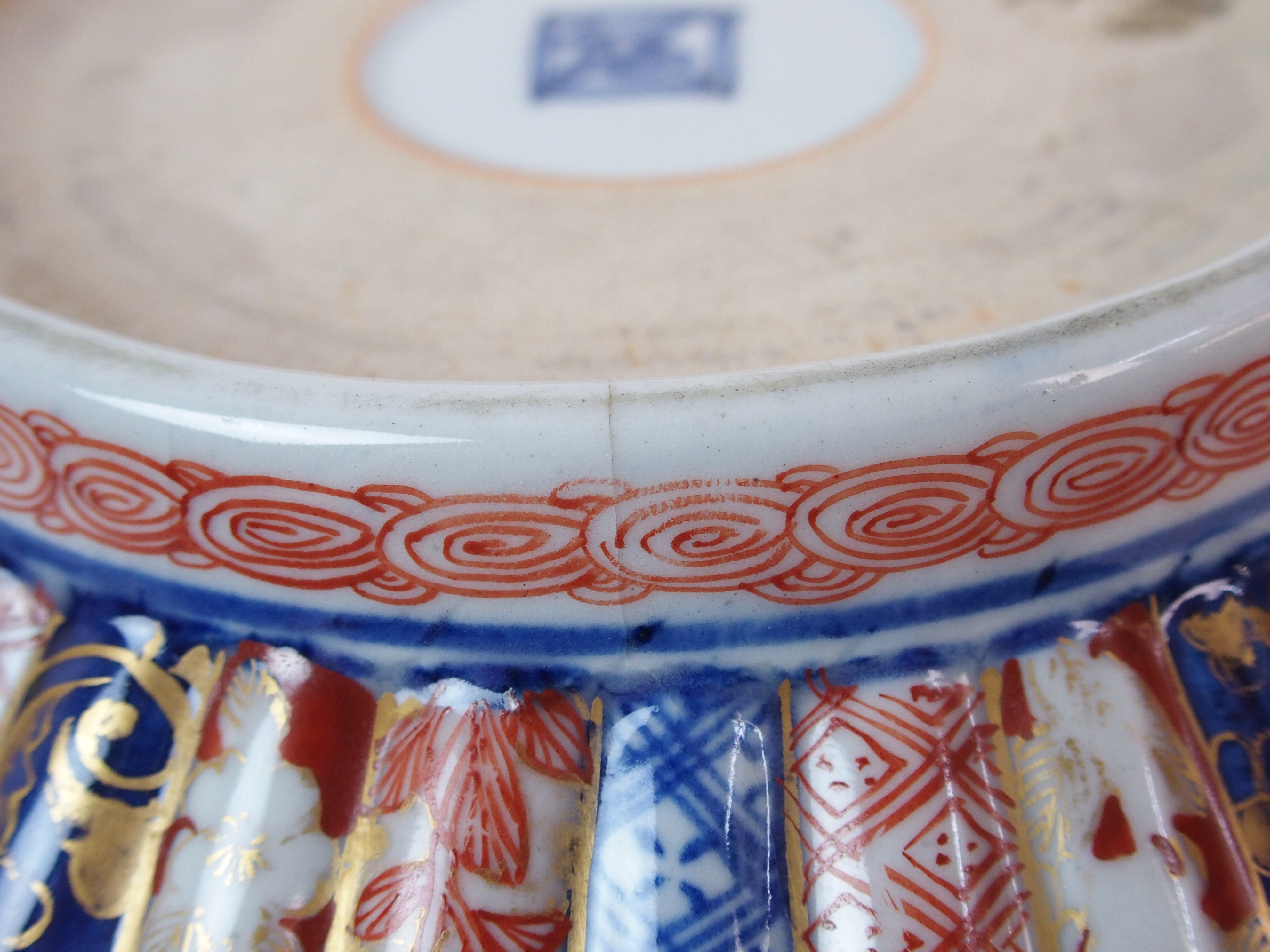 An Imari fluted fruit bowl painted with medallions of figures divided by diaper and foliate - Image 10 of 10