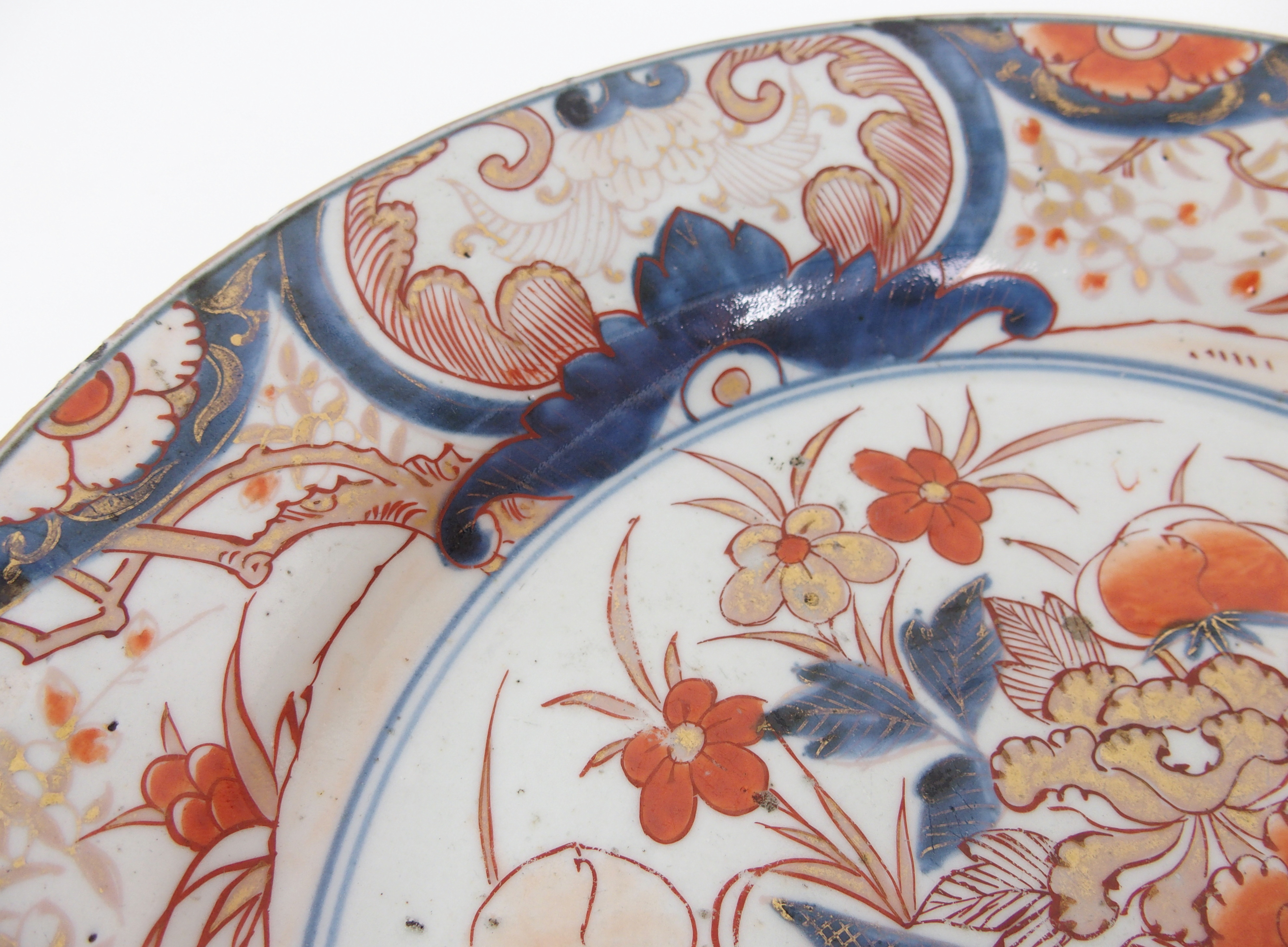 An Imari dish painted with chrysanthemum within foliate scroll cartouches, 18th/19th Century, 30cm - Image 4 of 10