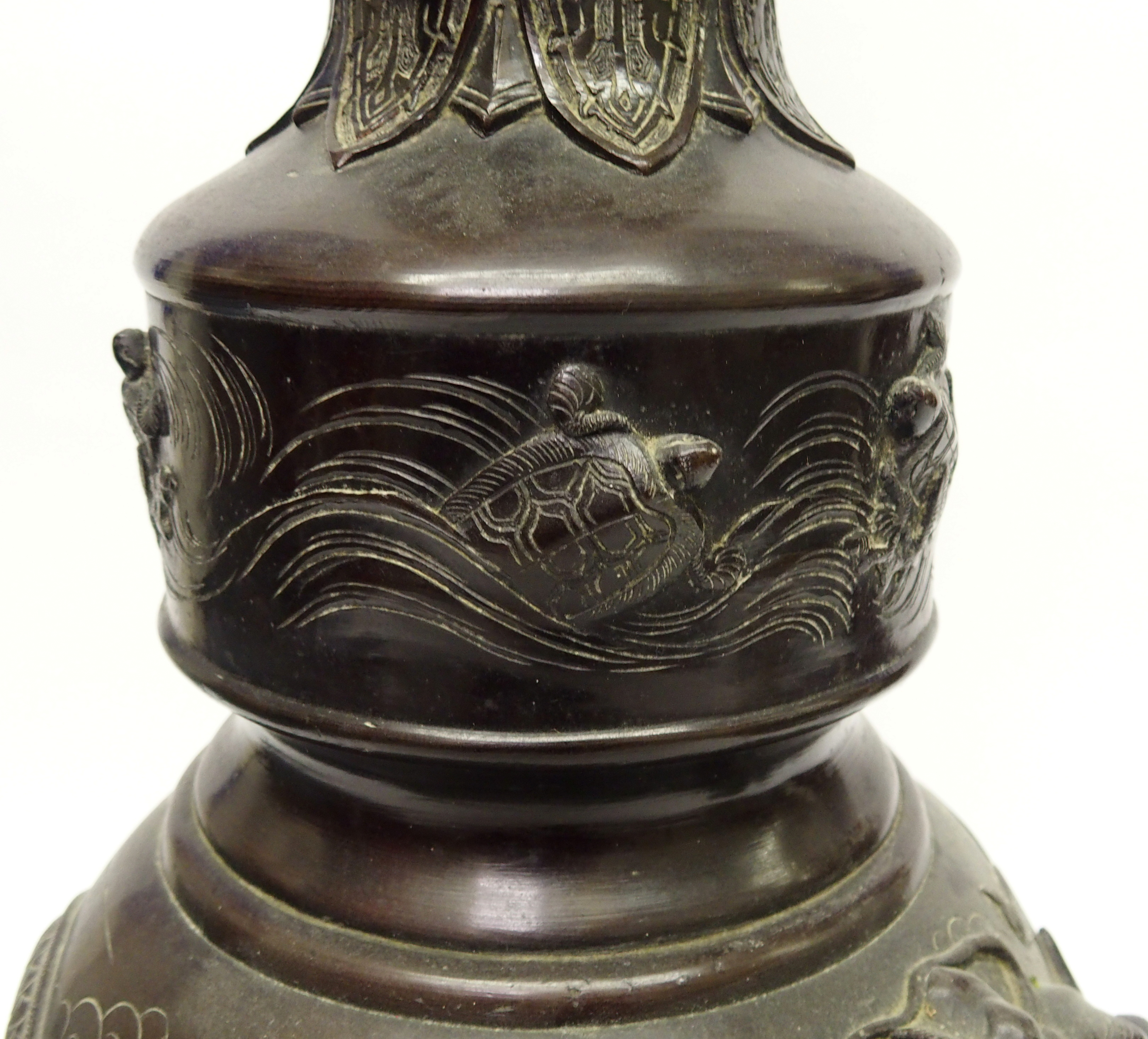 A large Japanese bronze oil lamp cast in sections with cranes, dragons, turtles, lappets, clouds and - Image 7 of 10