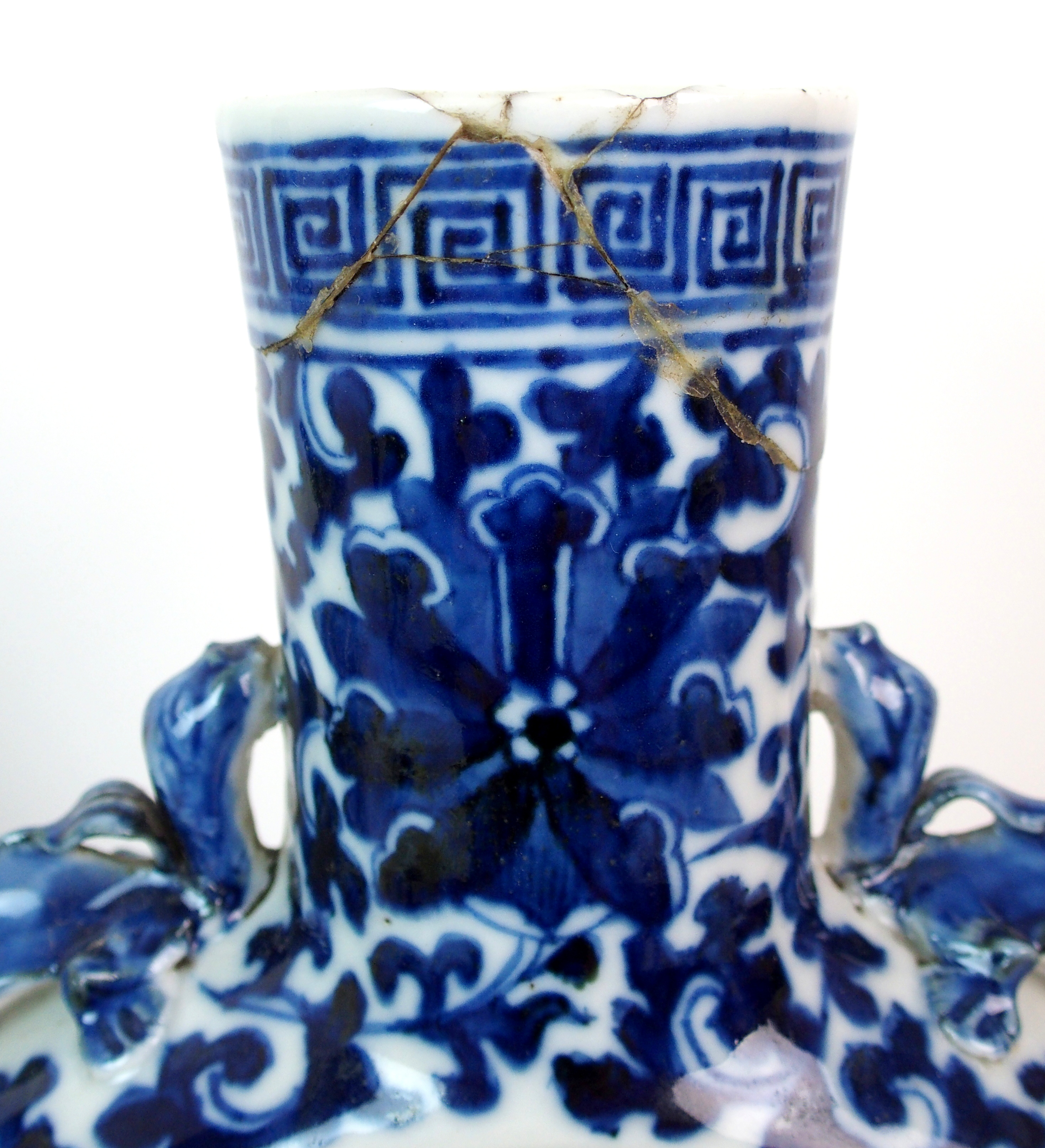 A pair of Chinese blue and white pilgrim bottle shaped vases painted with birds and insects - Image 7 of 10