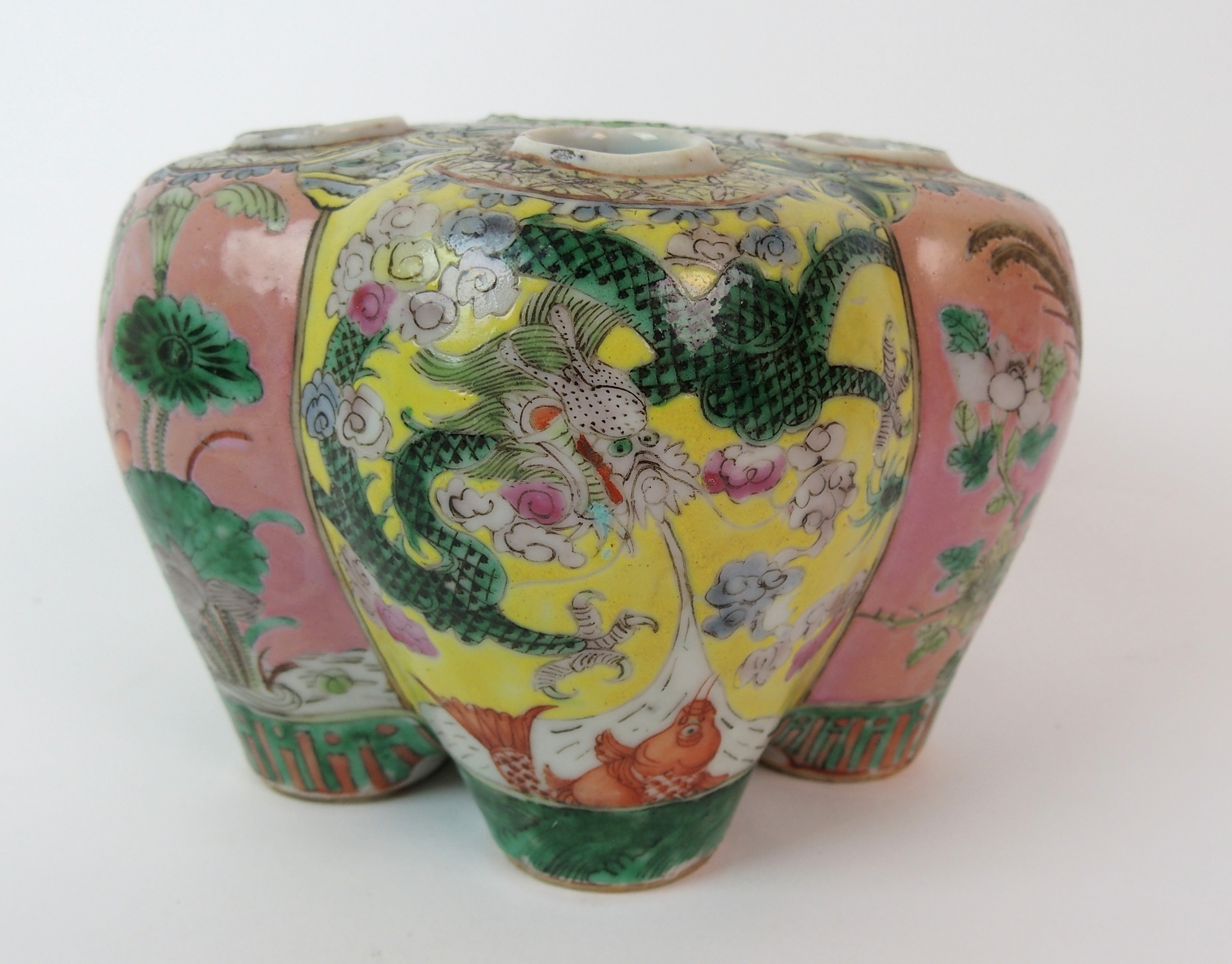 A Chinese lobed bulb holder with five vessels painted with dragons, lilies, diaper, 11.5cm high - Image 8 of 10