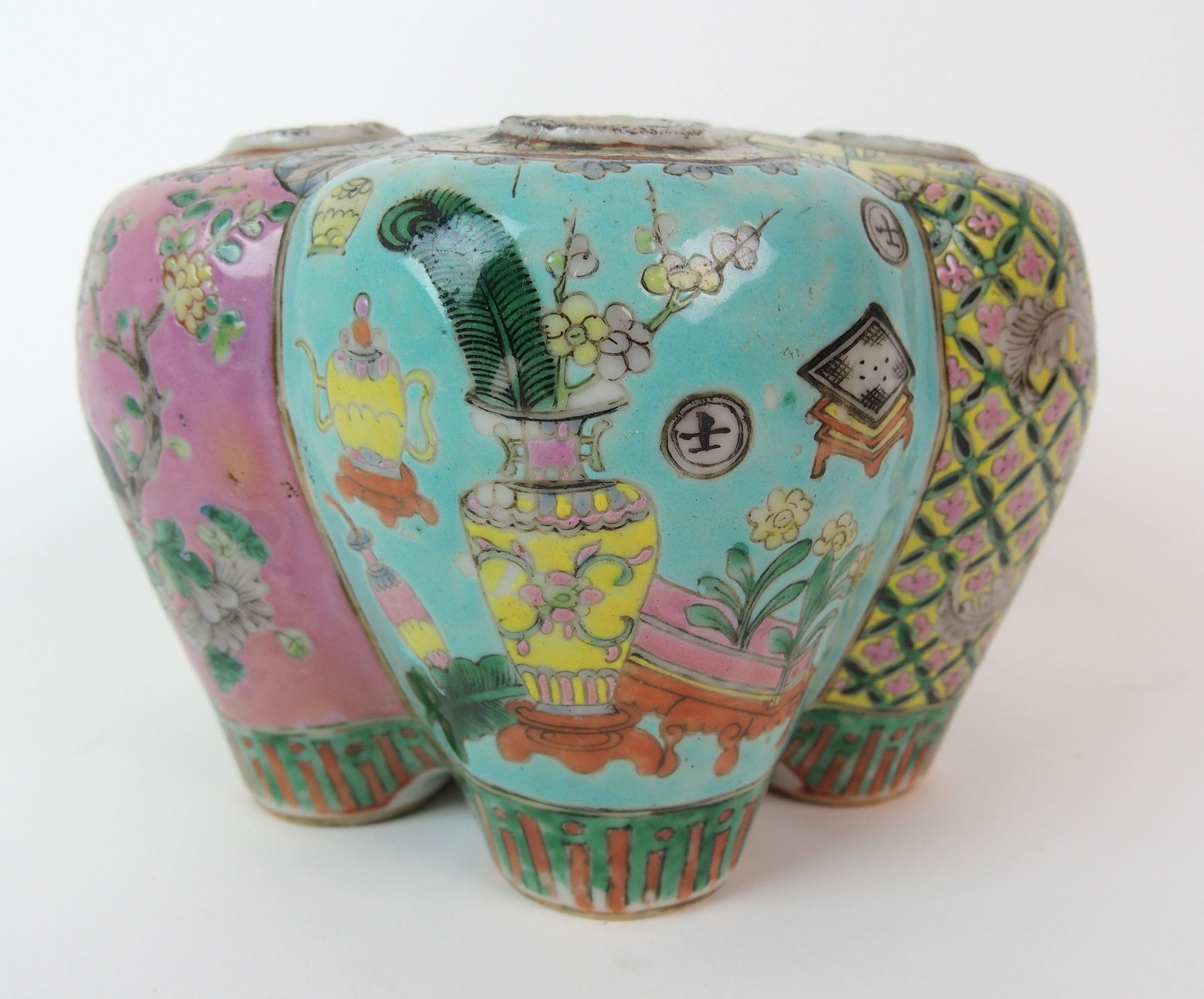 A Chinese lobed bulb holder with five vessels painted with dragons, lilies, diaper, 11.5cm high - Image 7 of 10