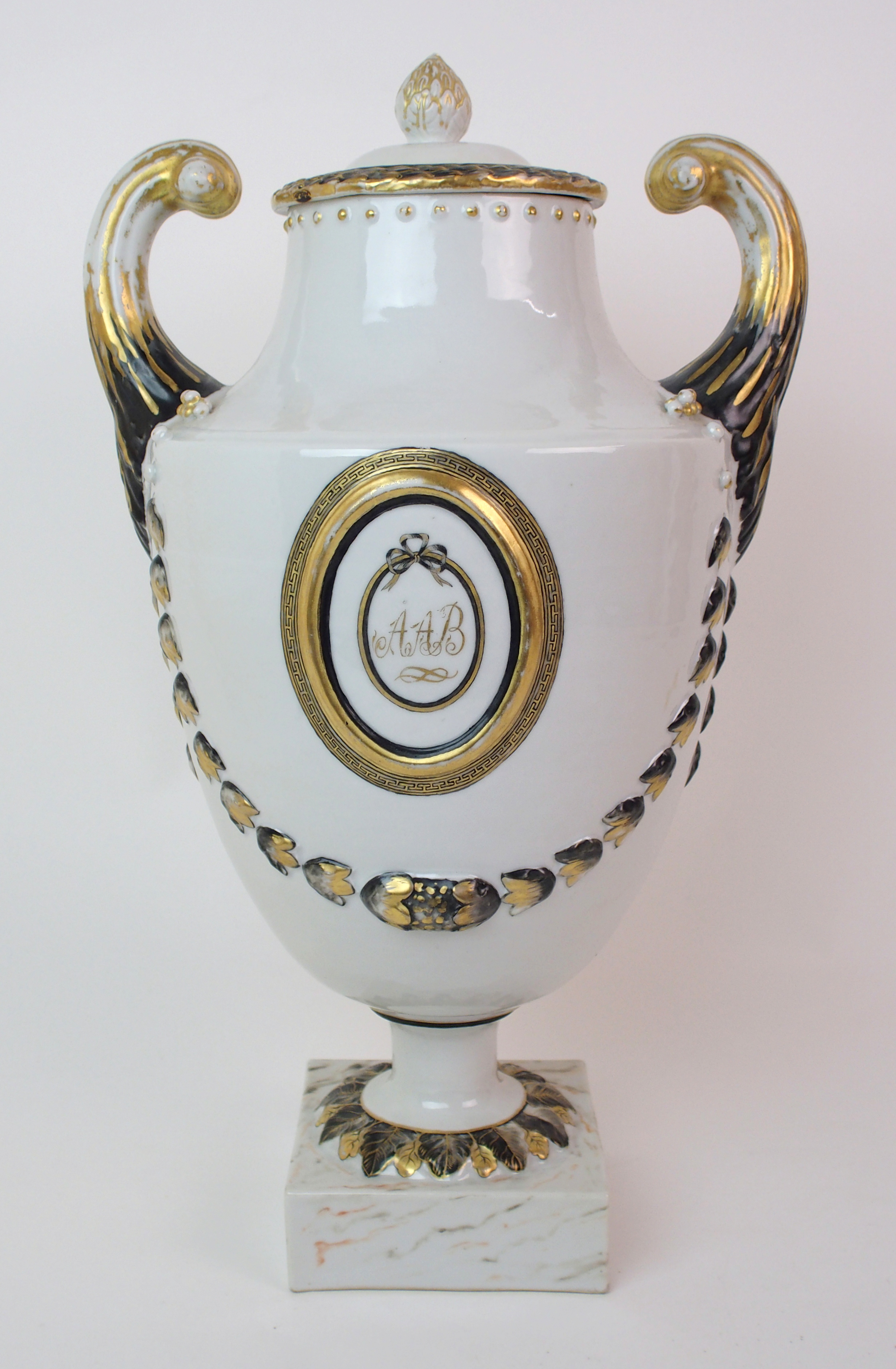 A Chinese export Neo classical two-handled urn and cover with bud finial laurel wreath, scroll - Image 9 of 10