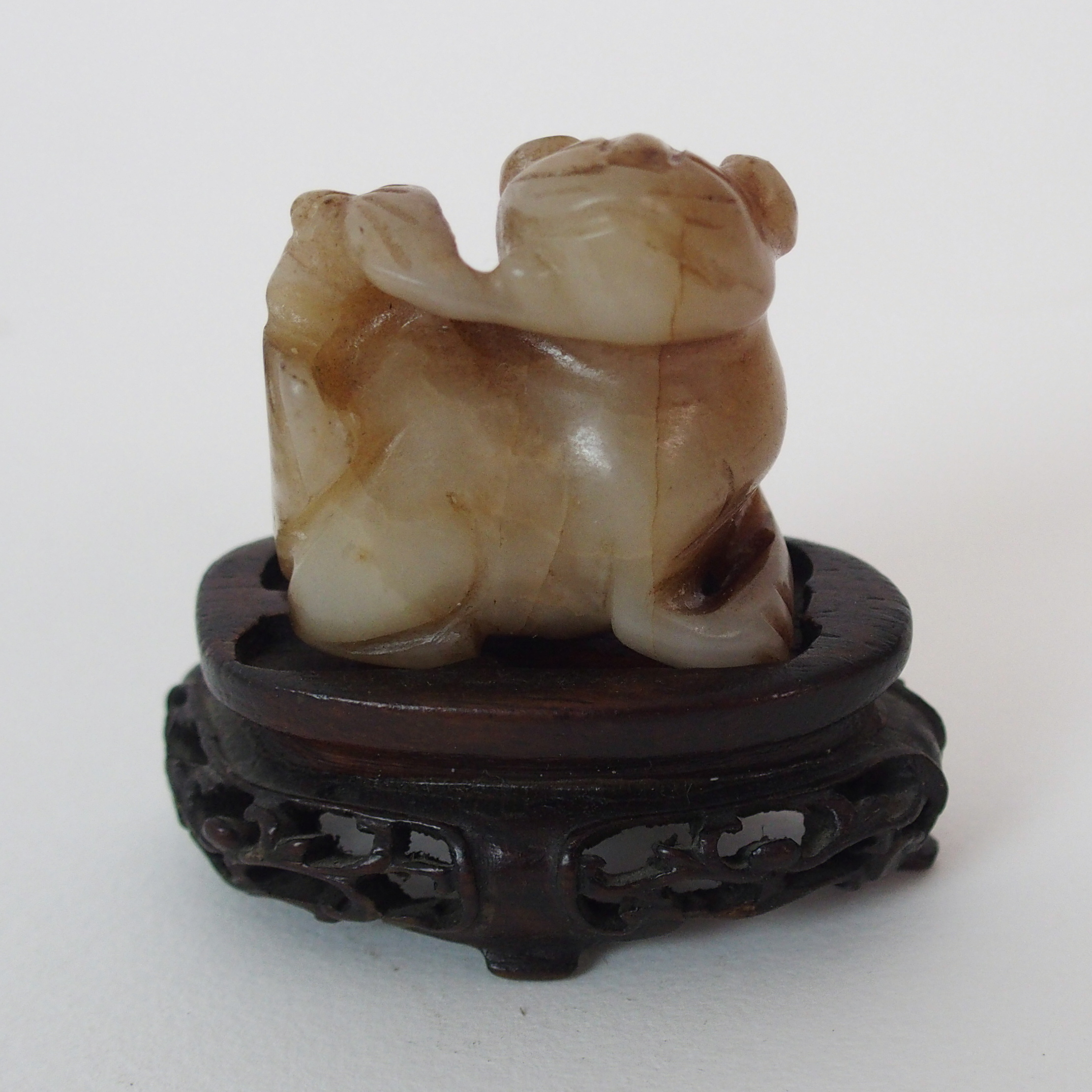 A Chinese jade carving of a feline and bat, 3cm high - Image 3 of 10