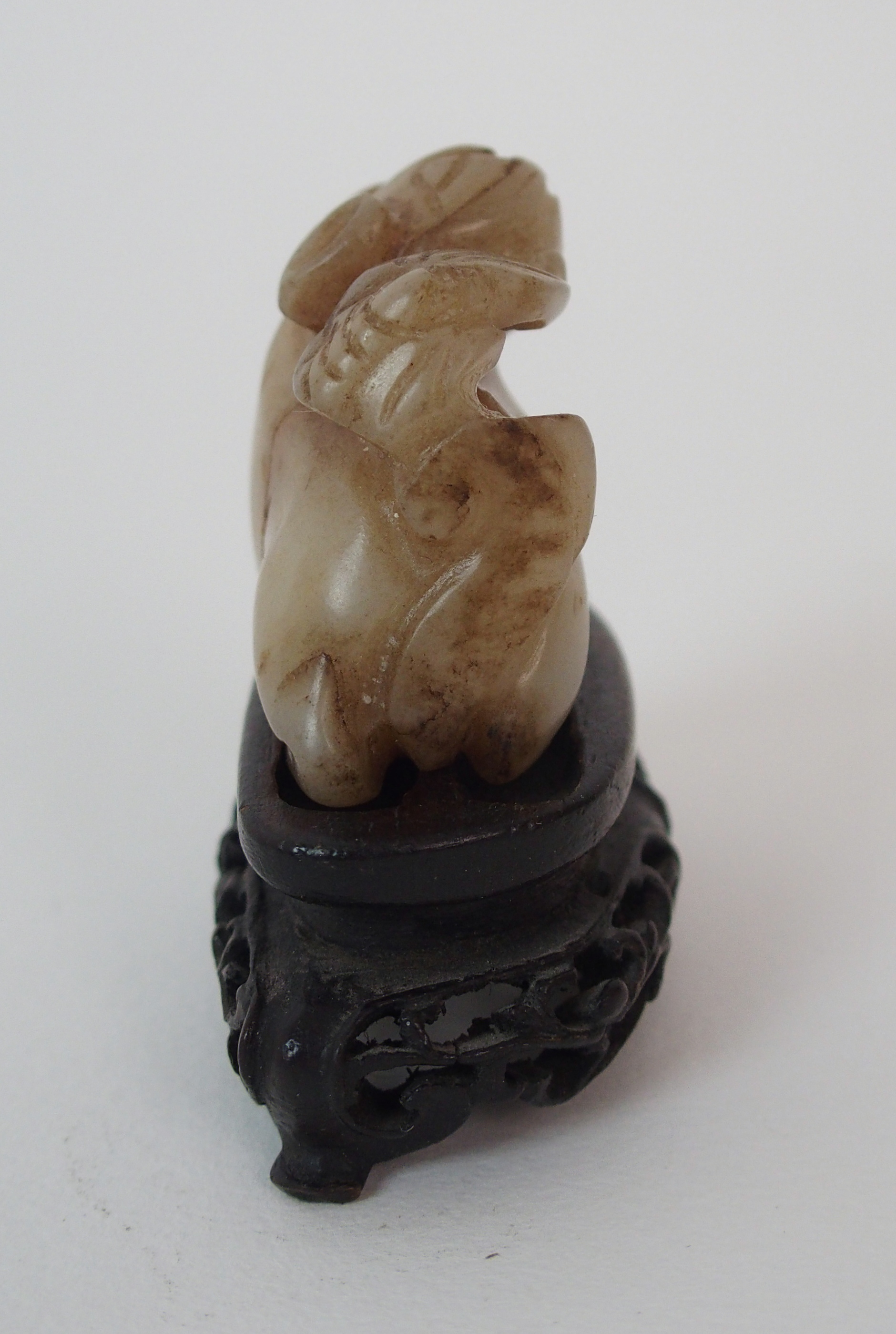 A Chinese jade carving of a feline and bat, 3cm high - Image 4 of 10