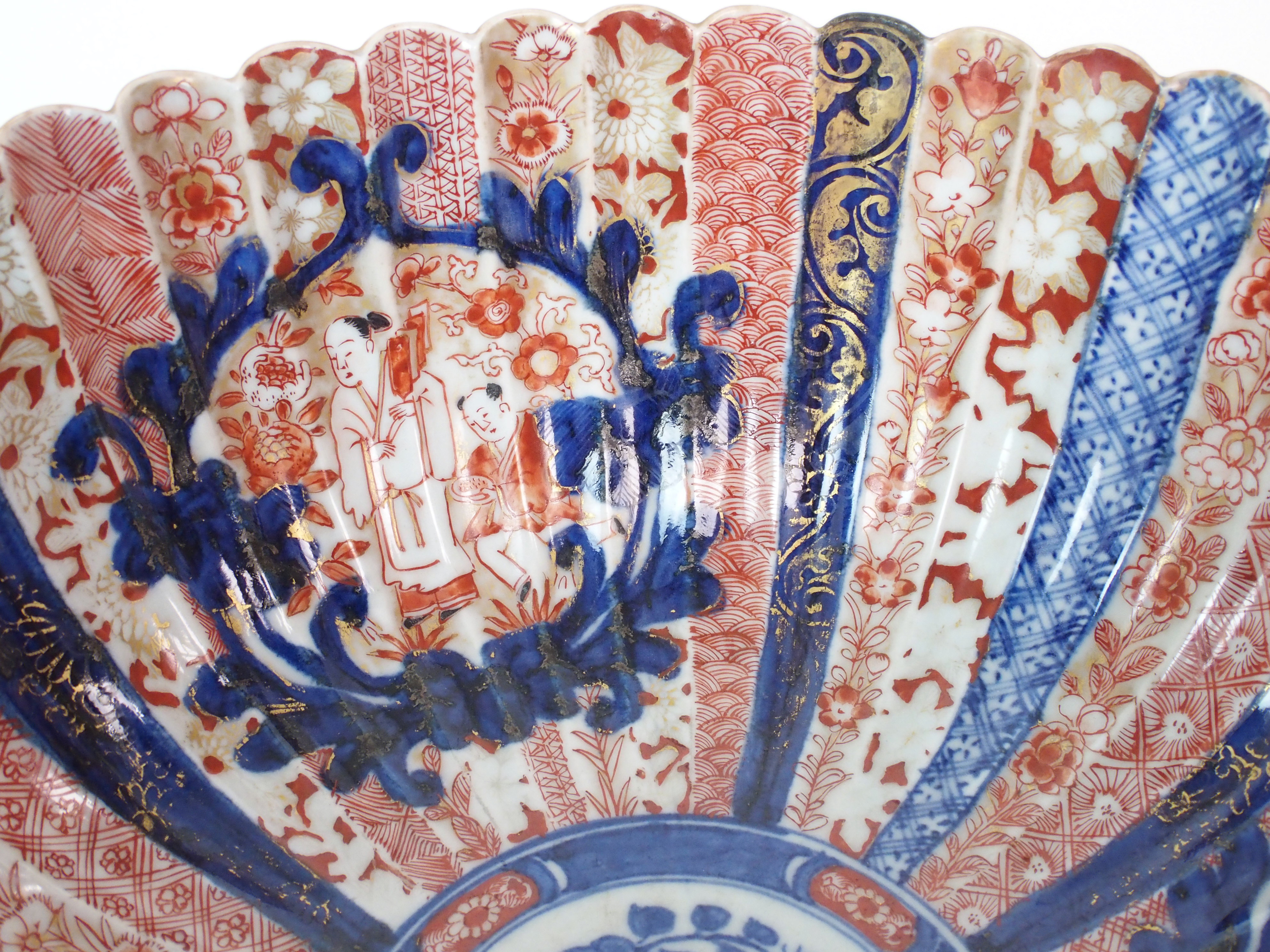 An Imari fluted fruit bowl painted with medallions of figures divided by diaper and foliate - Image 6 of 10