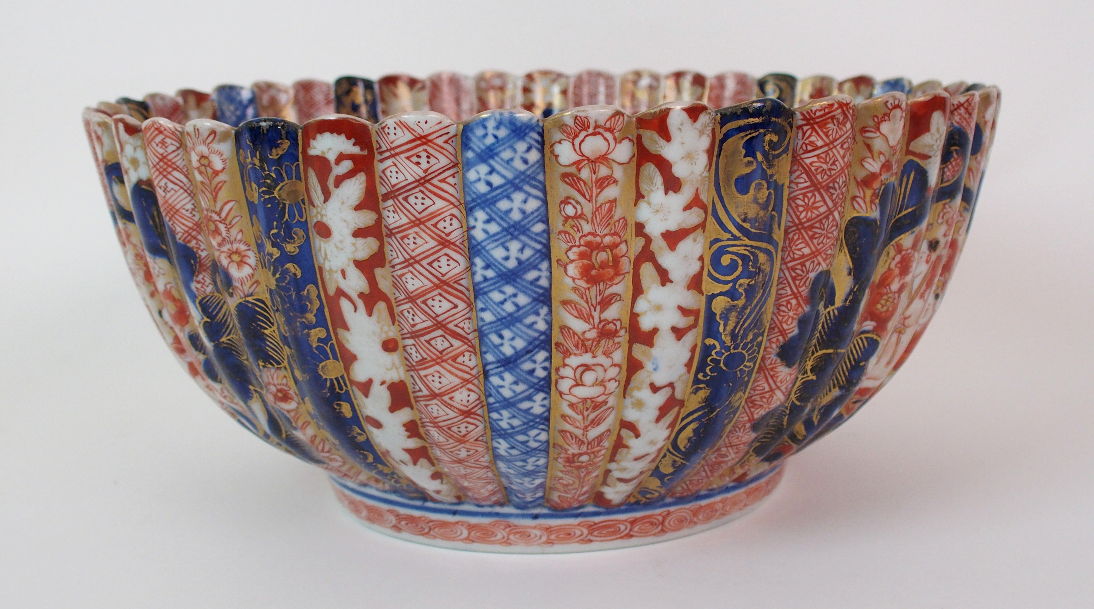 An Imari fluted fruit bowl painted with medallions of figures divided by diaper and foliate - Image 7 of 10