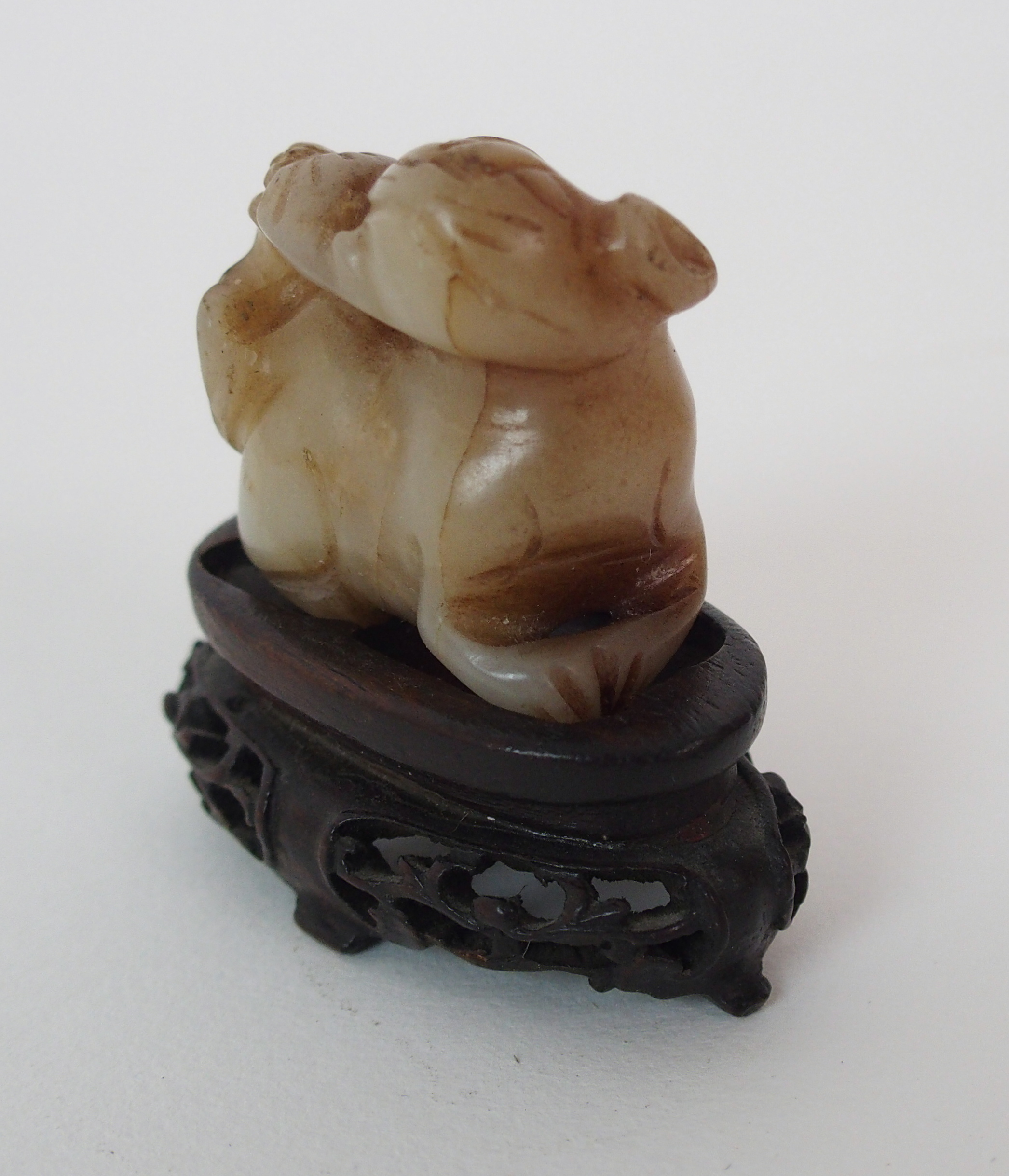 A Chinese jade carving of a feline and bat, 3cm high - Image 2 of 10