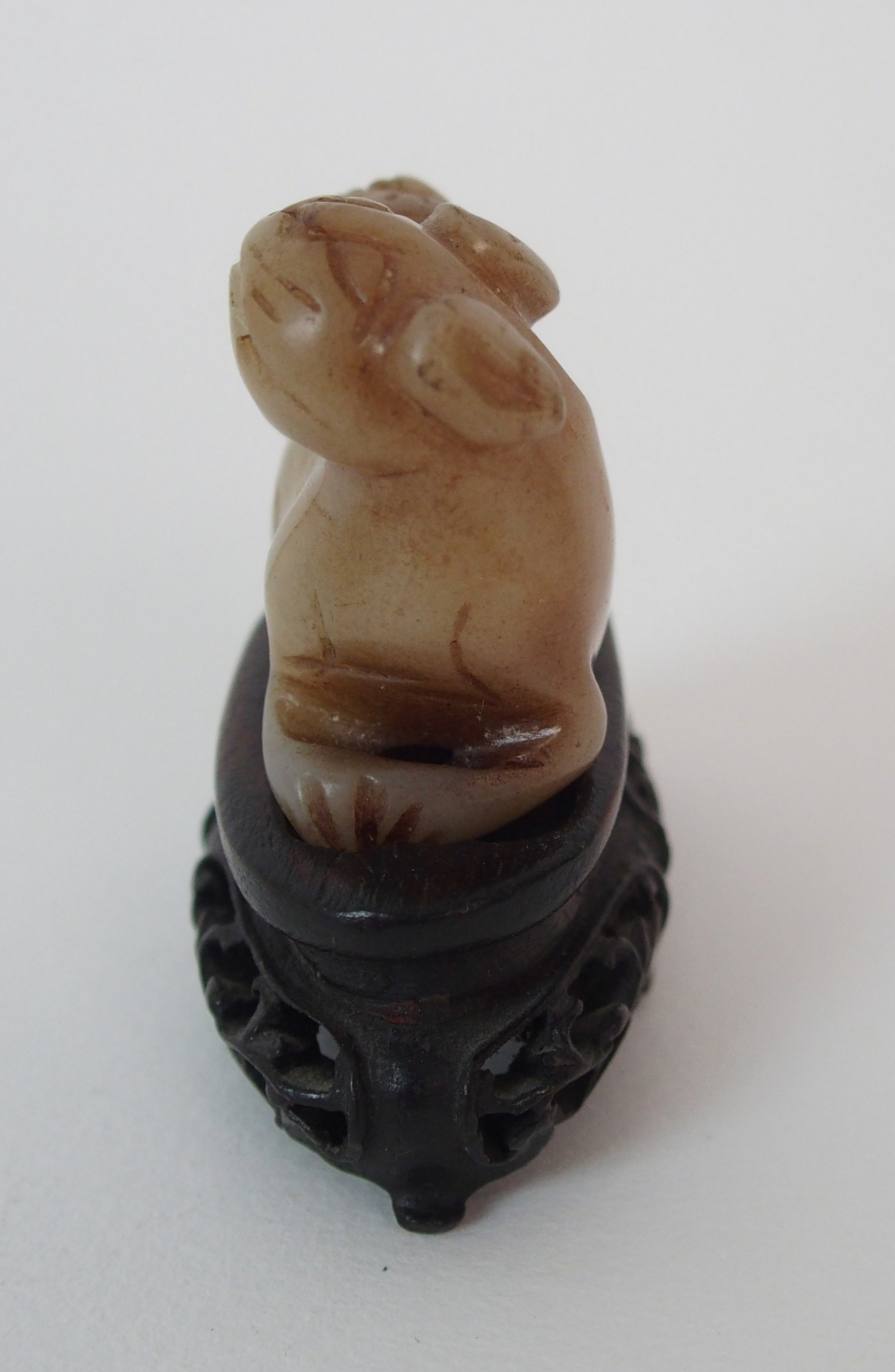 A Chinese jade carving of a feline and bat, 3cm high - Image 6 of 10