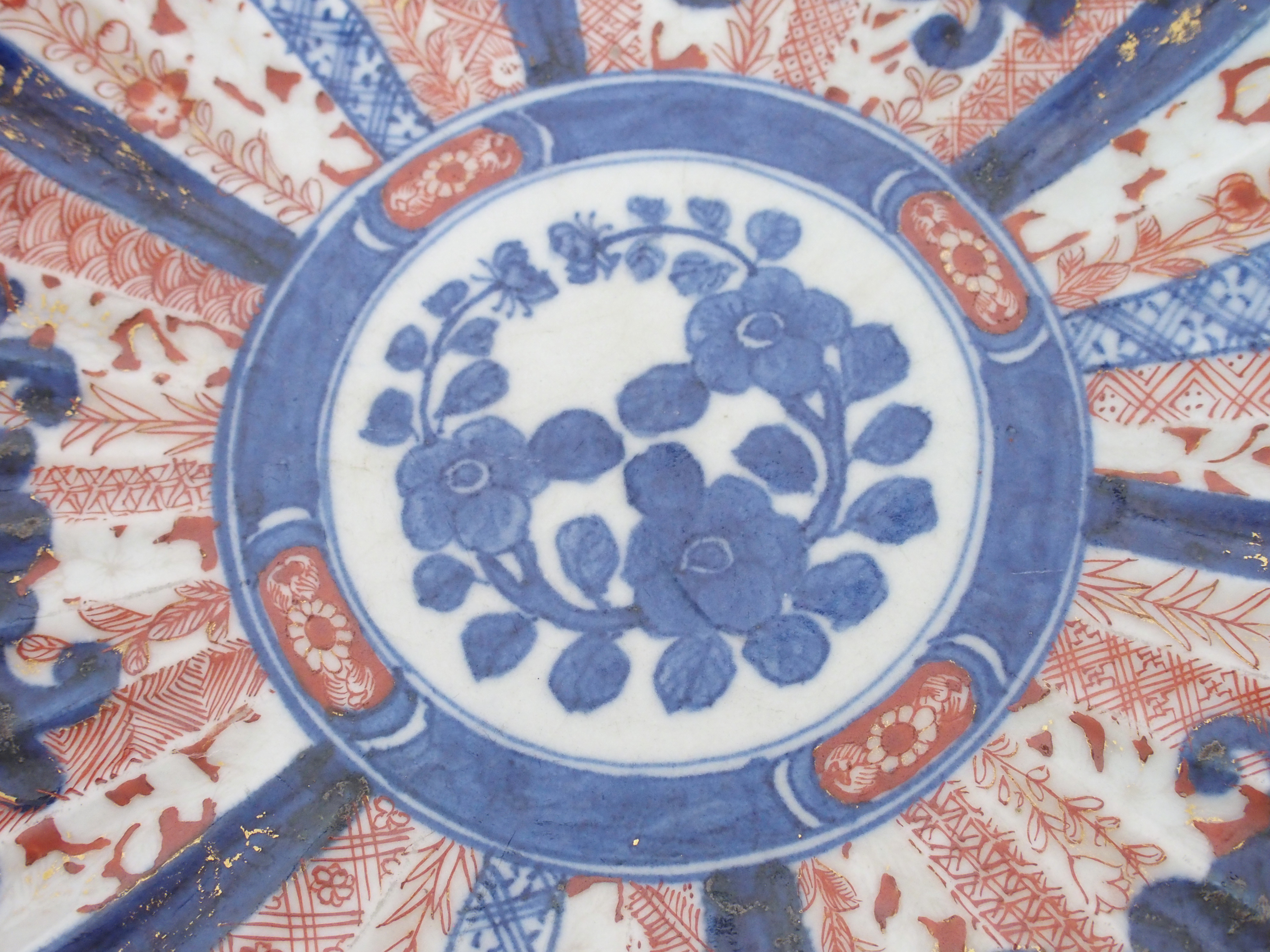 An Imari fluted fruit bowl painted with medallions of figures divided by diaper and foliate - Image 5 of 10