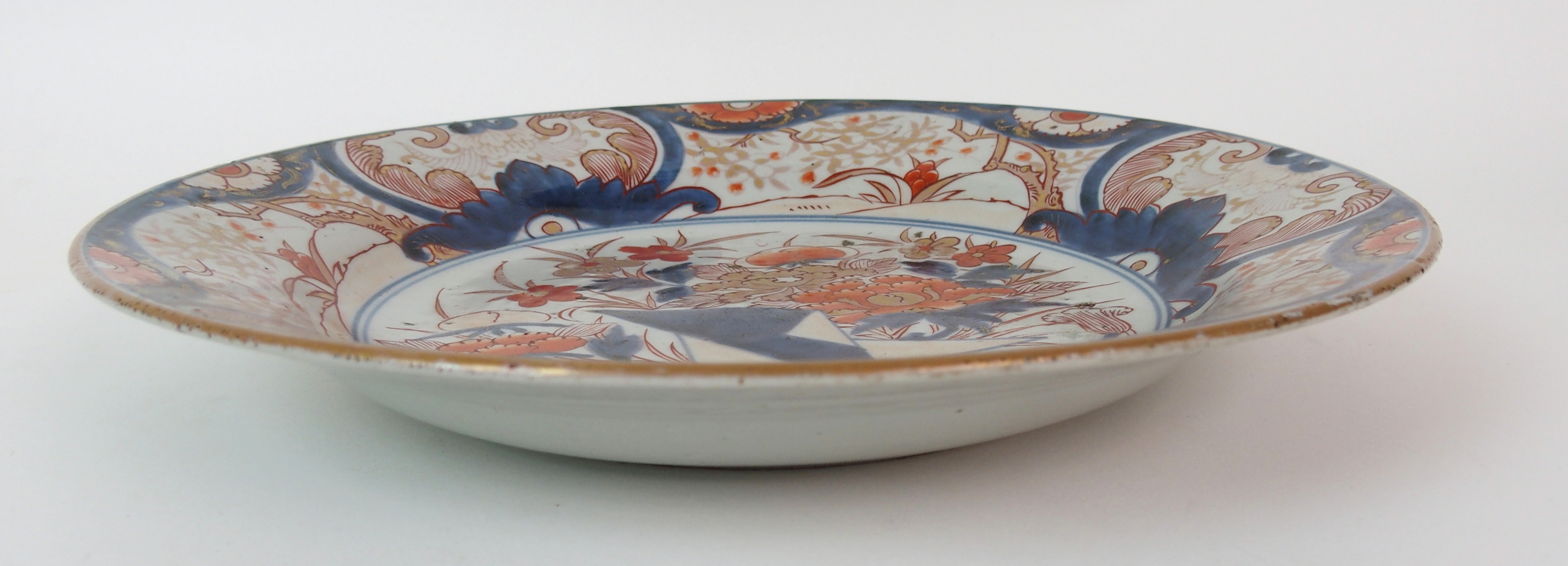 An Imari dish painted with chrysanthemum within foliate scroll cartouches, 18th/19th Century, 30cm - Image 6 of 10