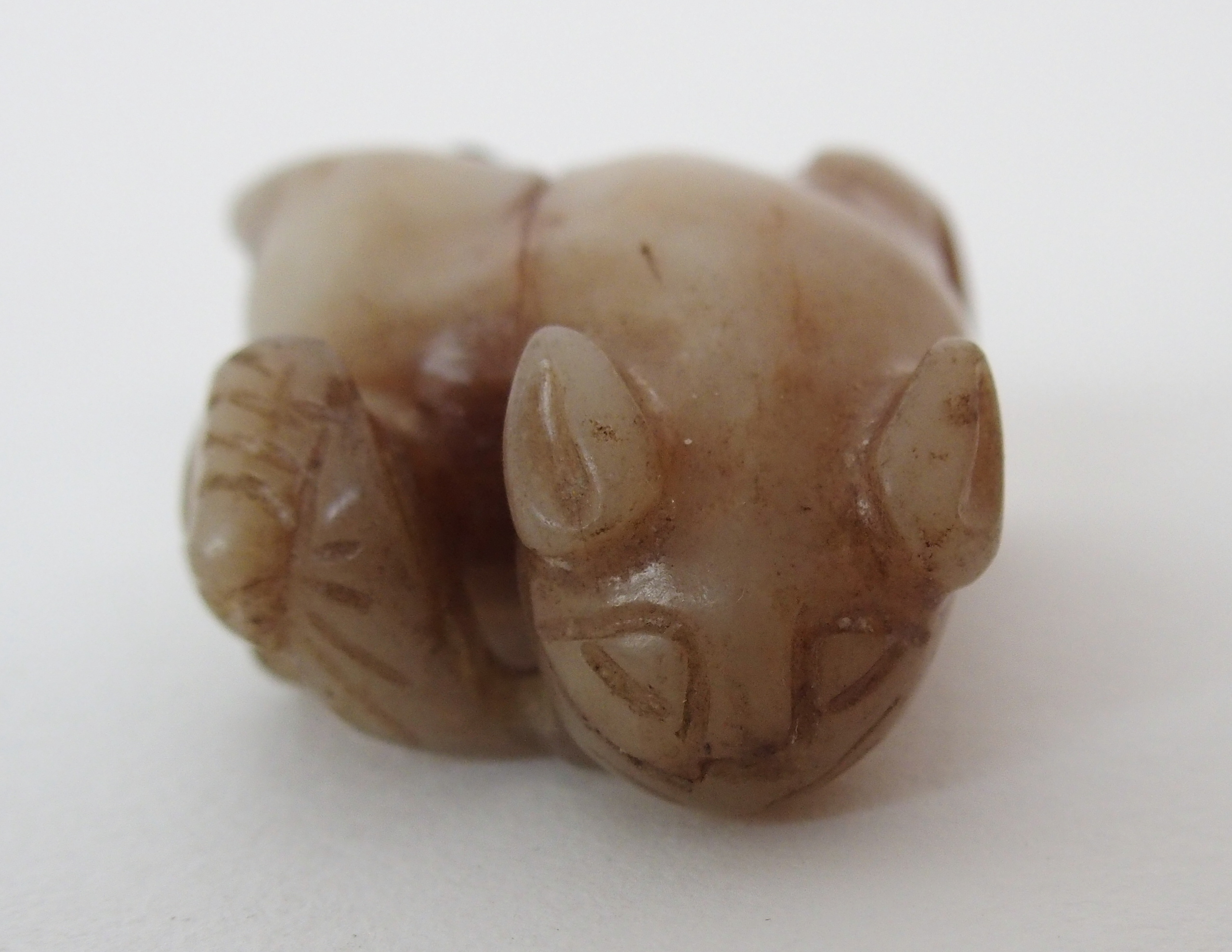 A Chinese jade carving of a feline and bat, 3cm high - Image 9 of 10