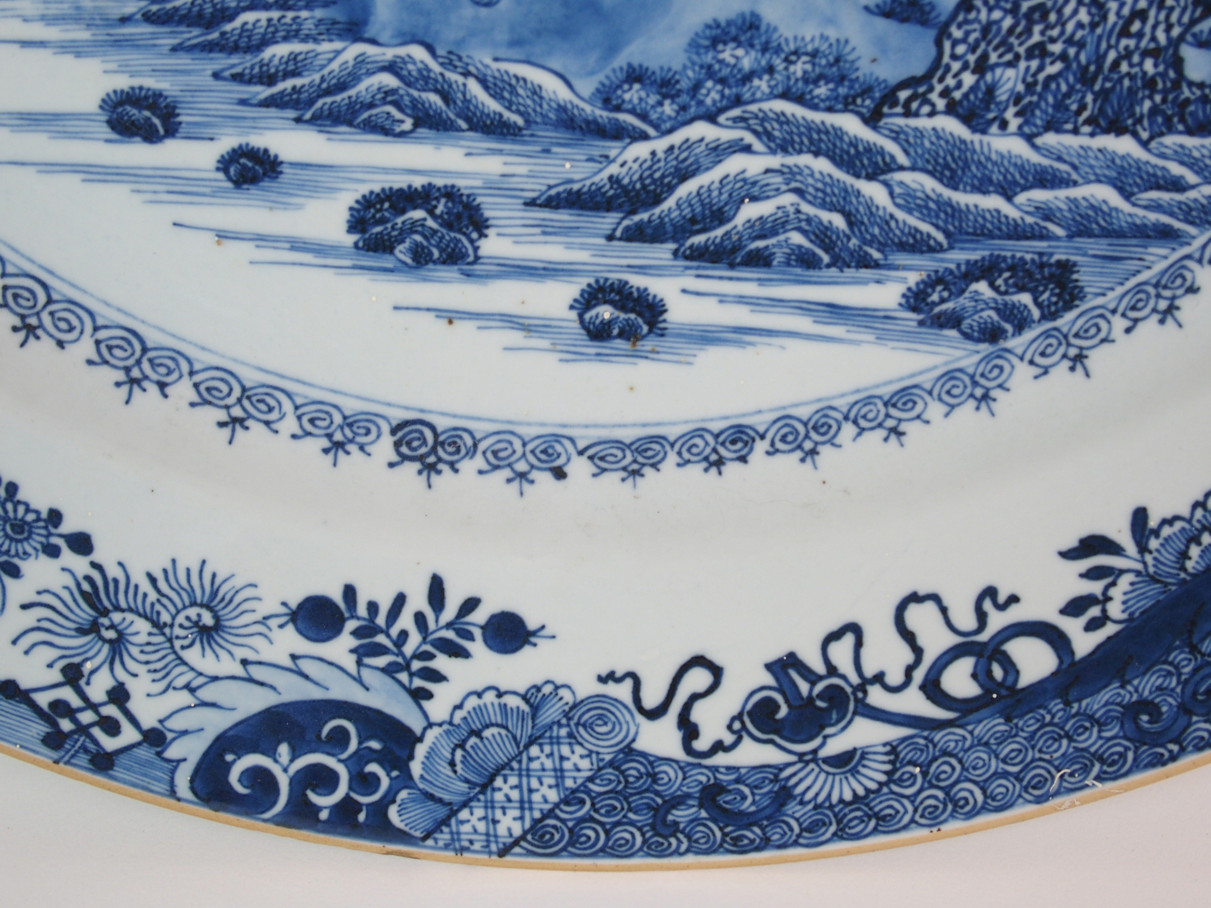 A Chinese blue and white charger painted with a man standing on an island beneath a pine tree - Image 5 of 10