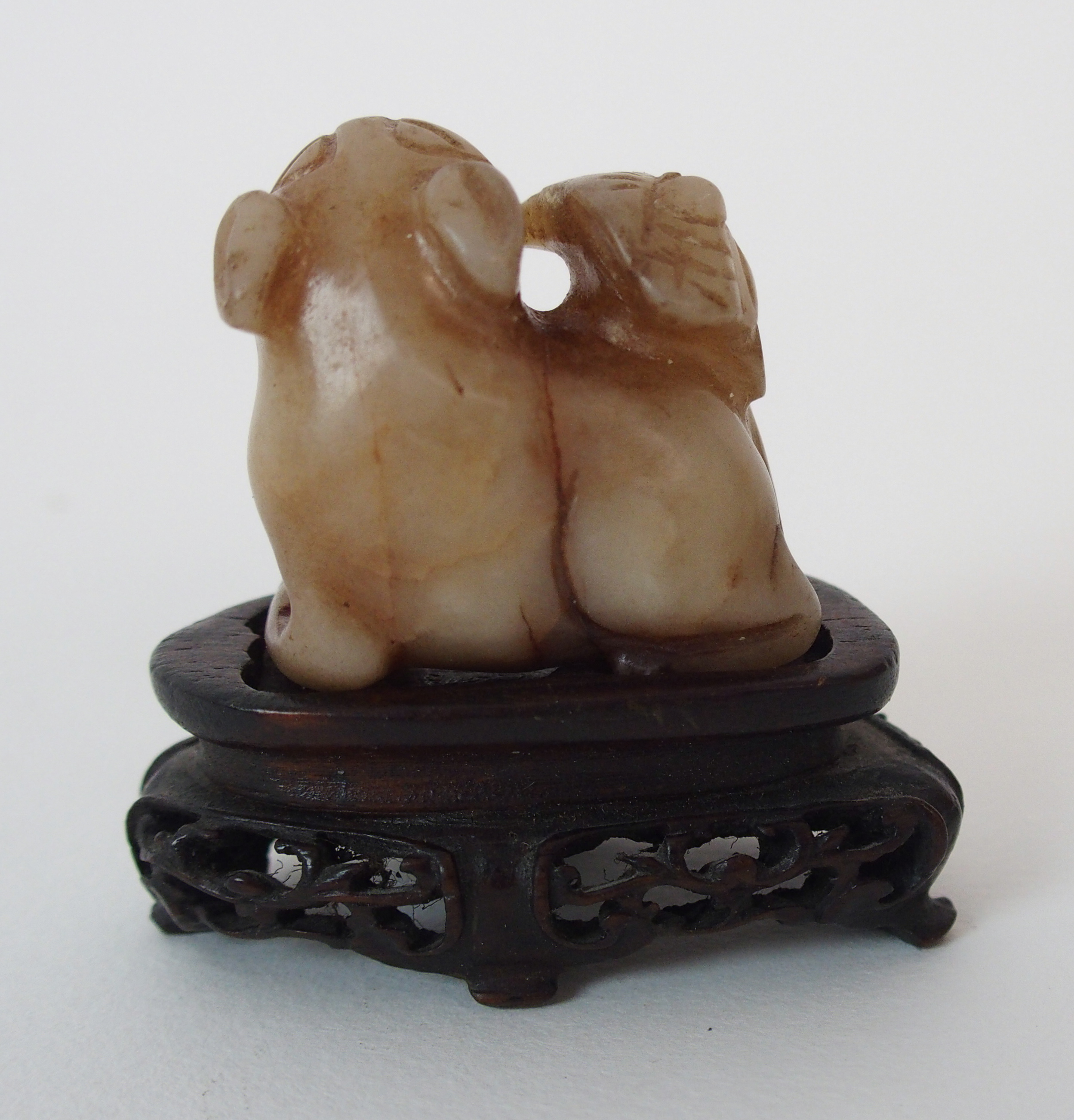 A Chinese jade carving of a feline and bat, 3cm high - Image 5 of 10