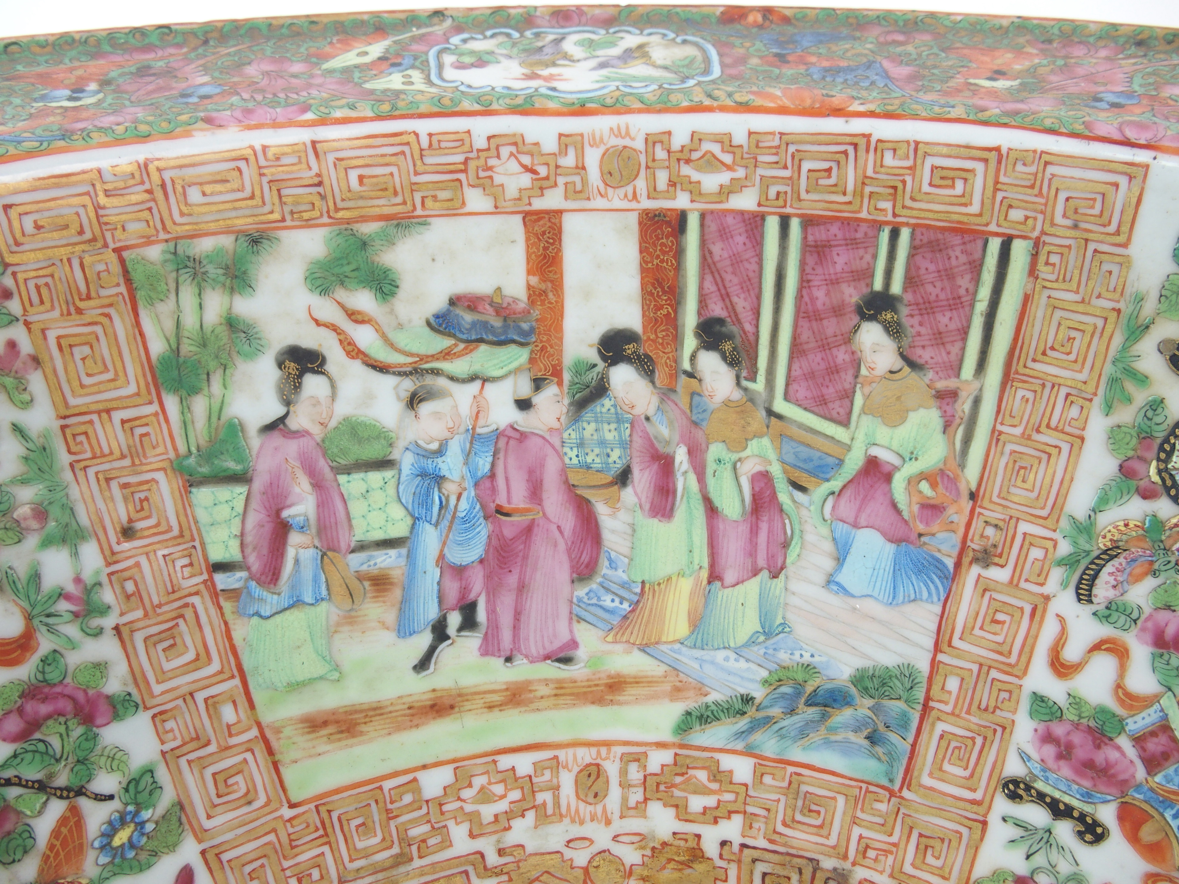 A Cantonese famille rose basin painted with panels of figures on balconies within gilt key pattern - Image 10 of 10