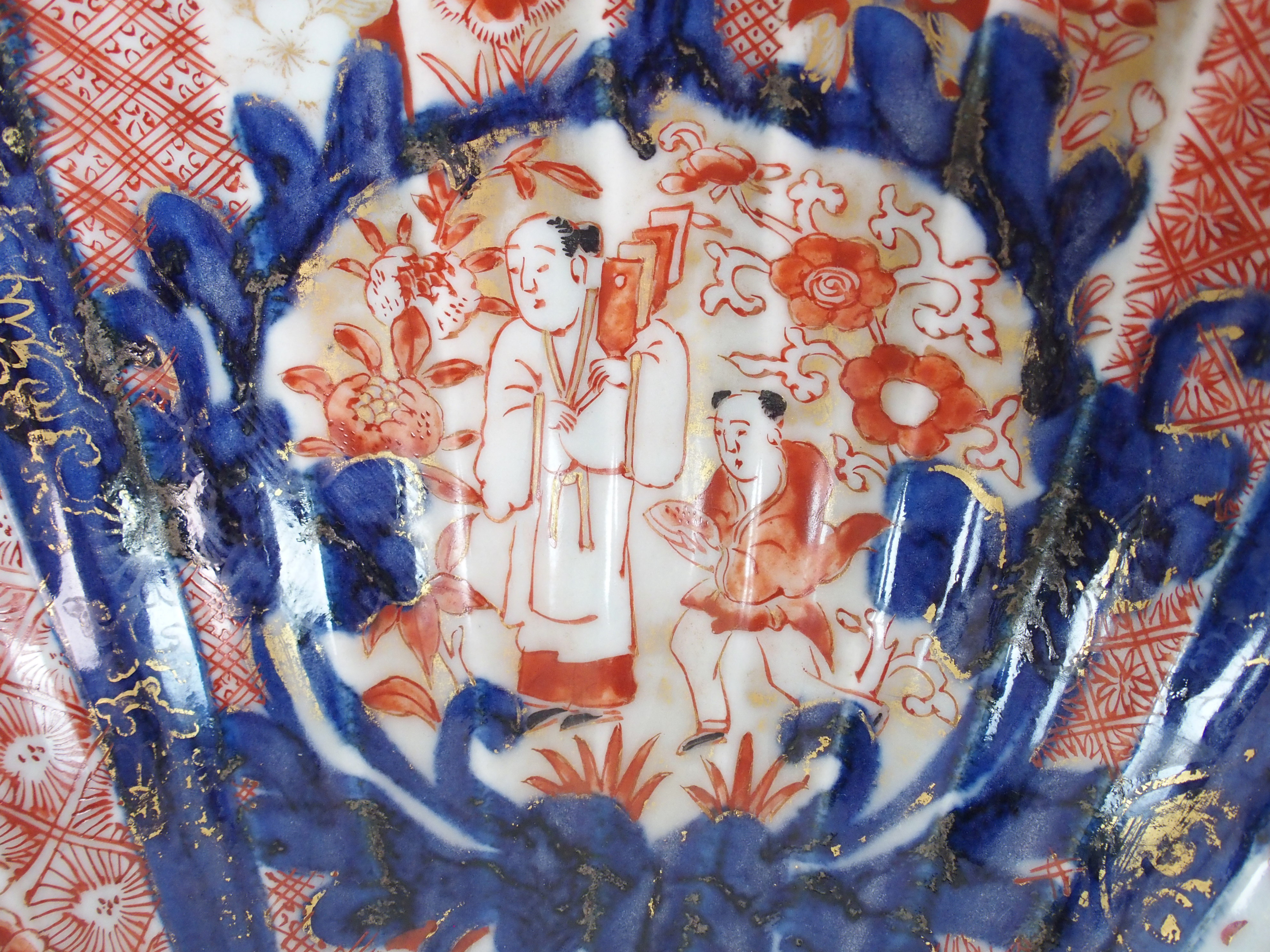 An Imari fluted fruit bowl painted with medallions of figures divided by diaper and foliate - Image 4 of 10