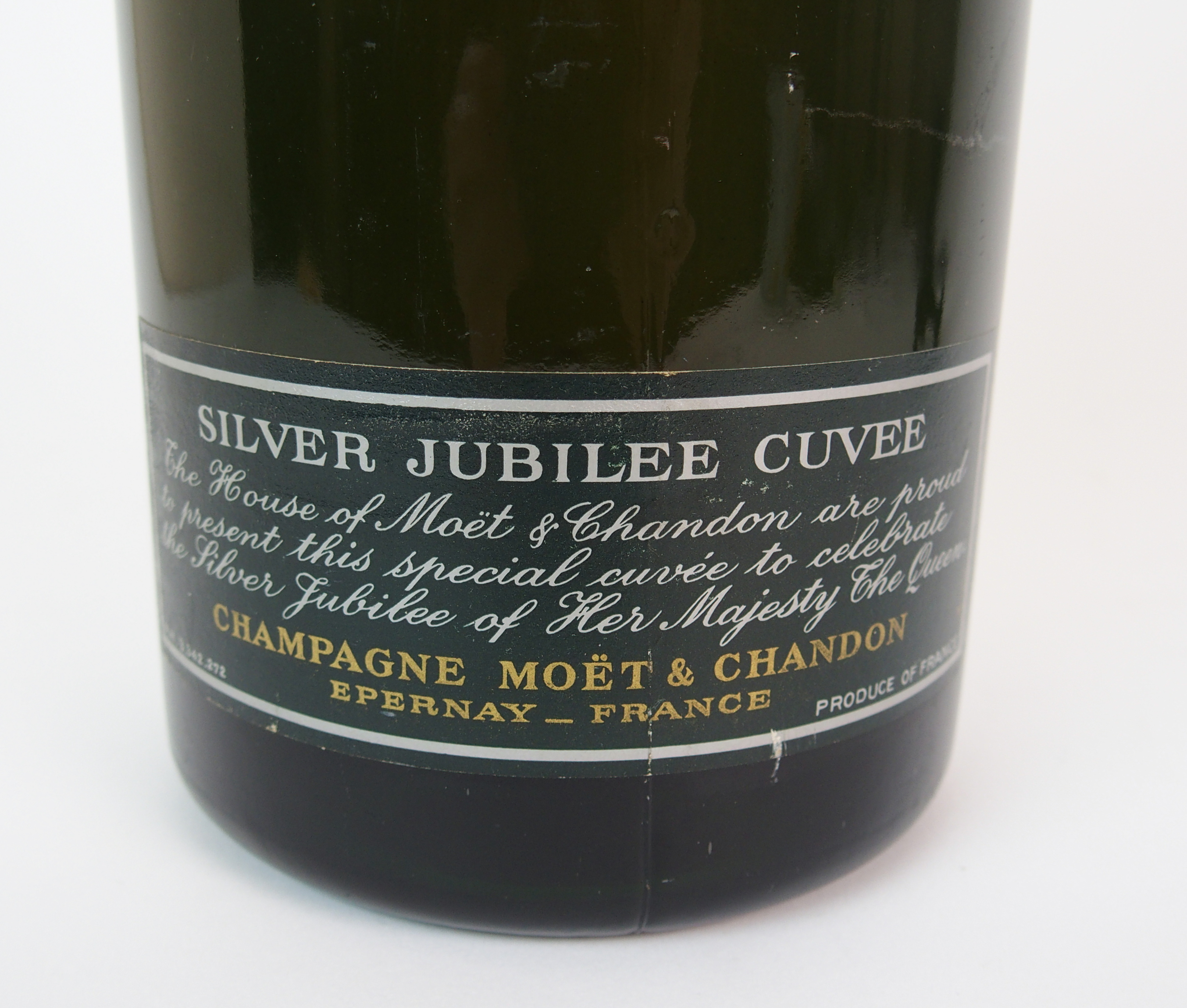 A magnum bottle of Moet & Chandon "Silver Jubilee Cuvee" Champagne 1977, marking Queen's Silver - Image 2 of 5