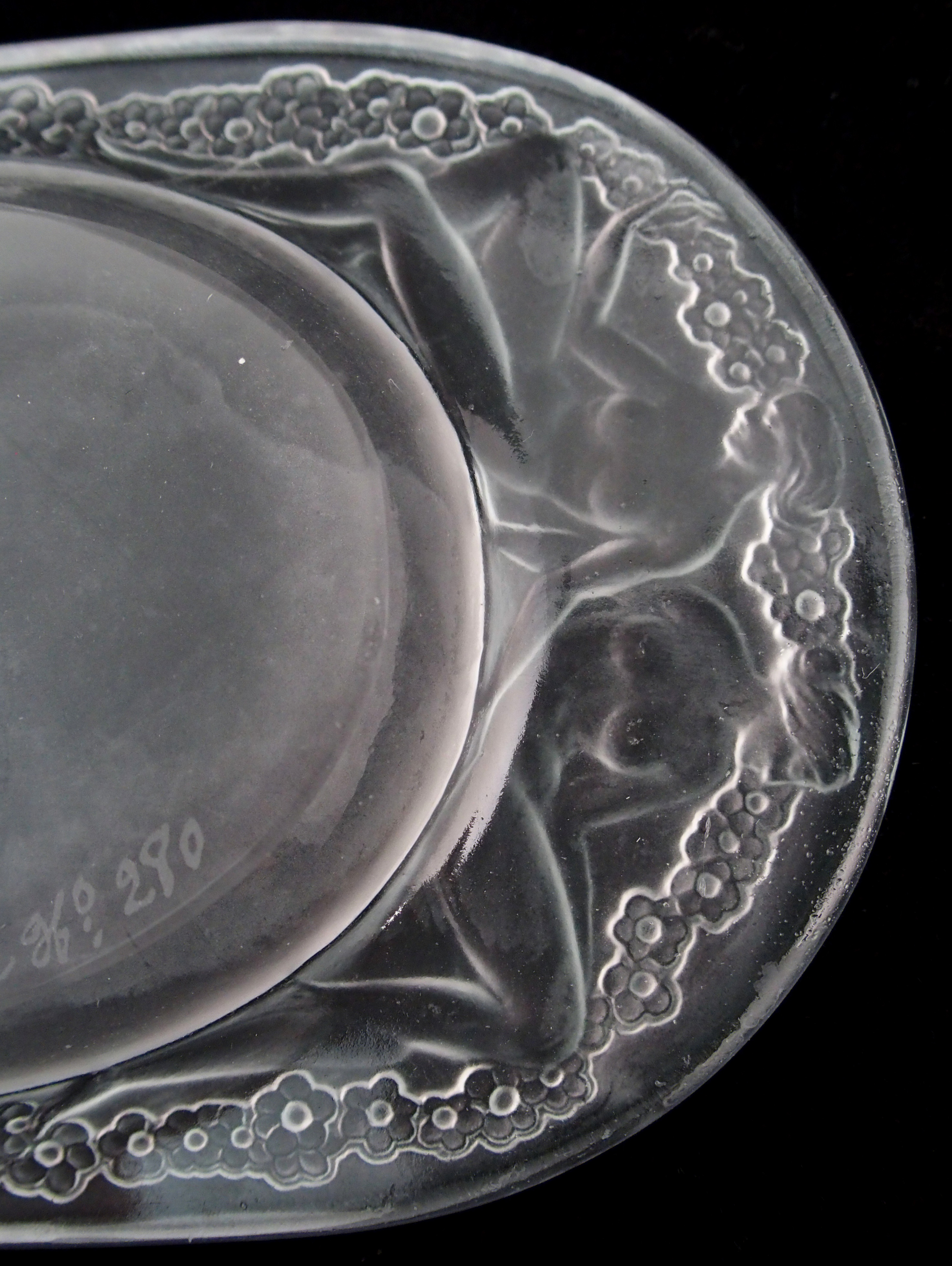 A Rene Lalique "Medicis" pattern moulded frosted glass ashtray circa 1924, oval dish with pair of - Image 7 of 8