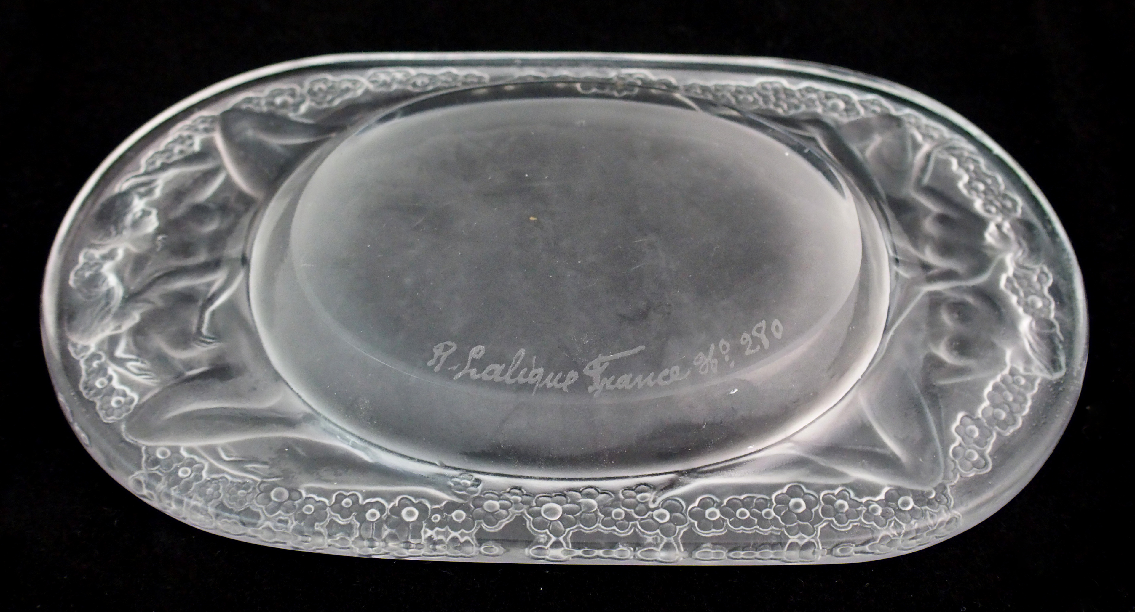 A Rene Lalique "Medicis" pattern moulded frosted glass ashtray circa 1924, oval dish with pair of - Image 4 of 8