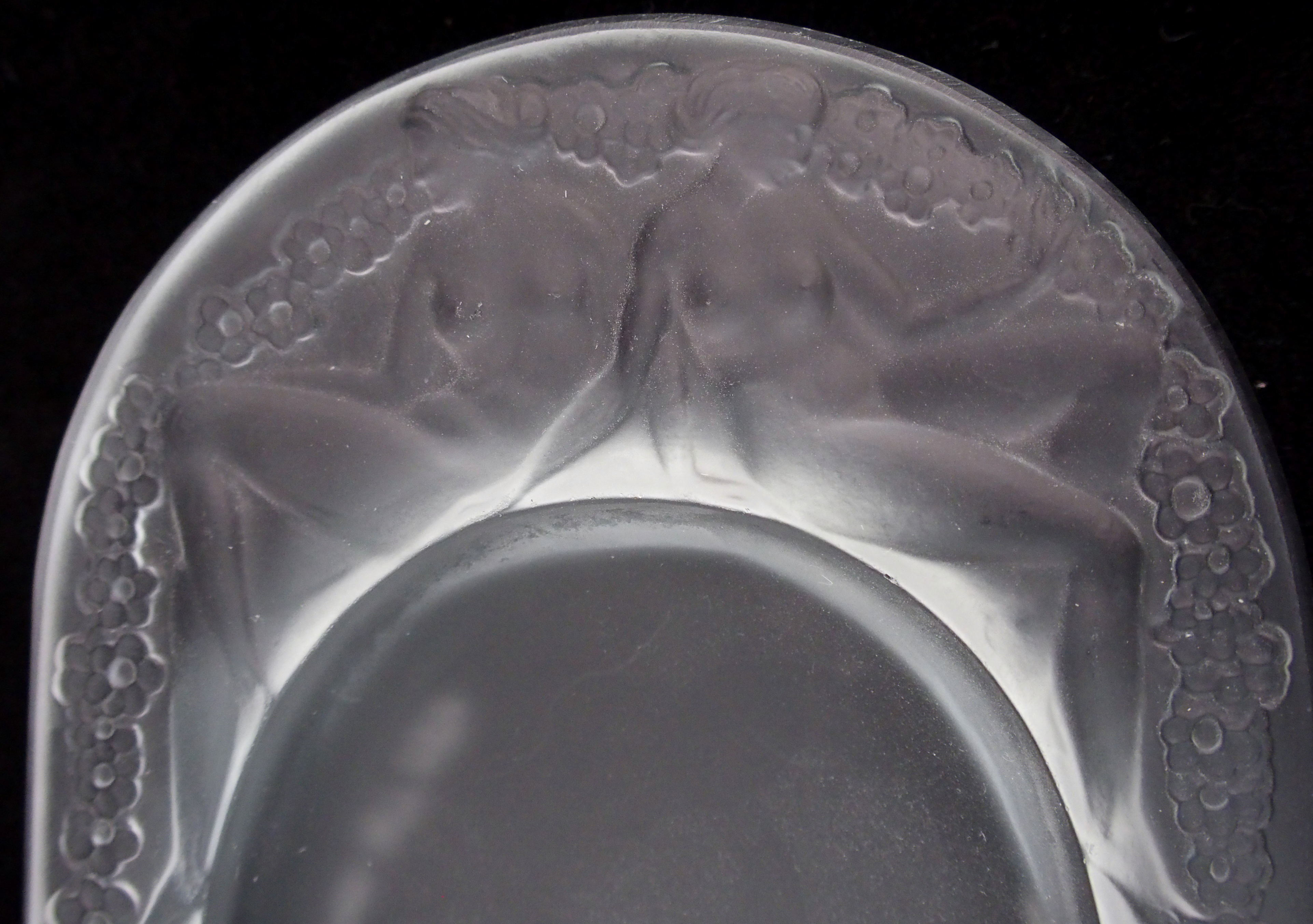 A Rene Lalique "Medicis" pattern moulded frosted glass ashtray circa 1924, oval dish with pair of - Image 2 of 8