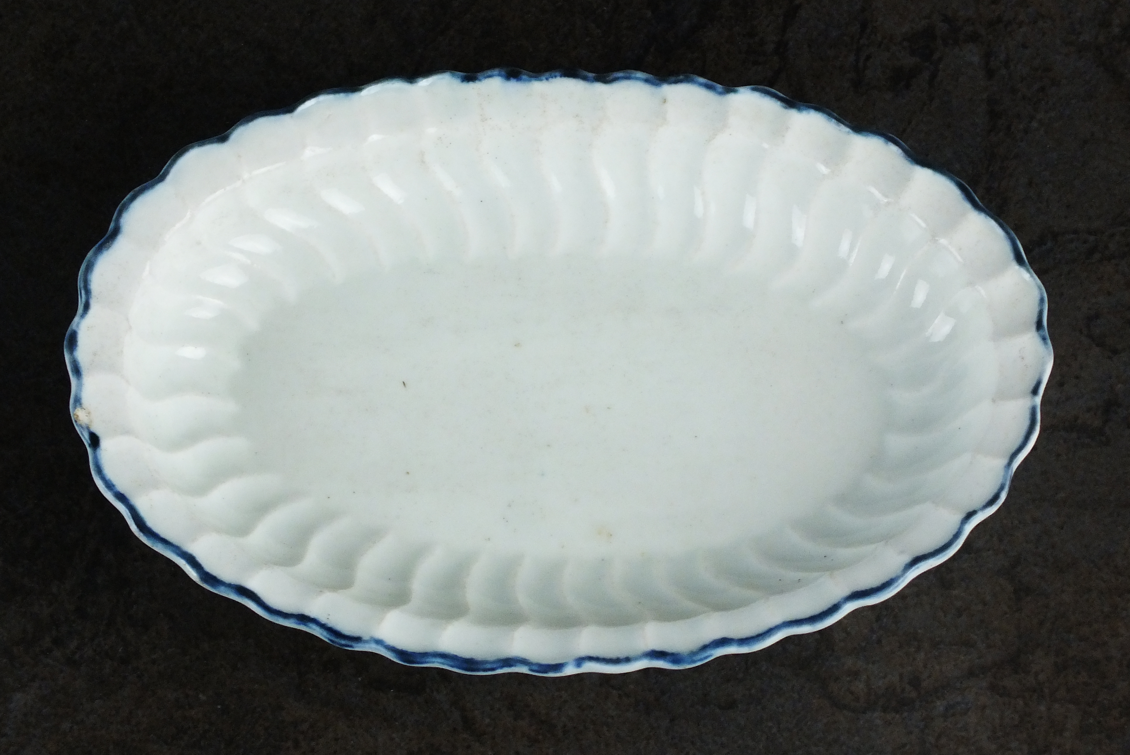 A Caughley small dish or tray, circa 1790, with half shanked body, plain white with underglaze blue