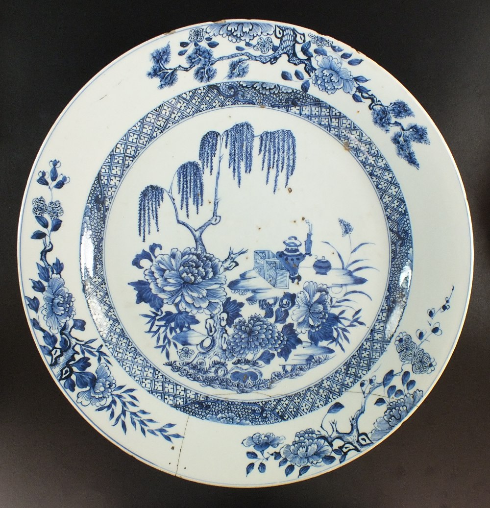 A Chinese blue and white porcelain charger, Qing Dynasty, Qianlong period,