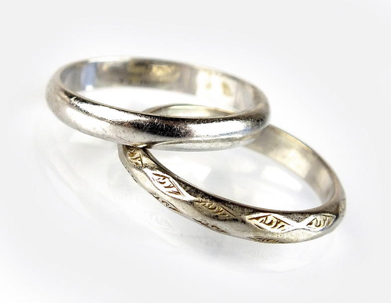 Two white metal wedding bands, stamped 'plat' and 'platinum', total weight 6.