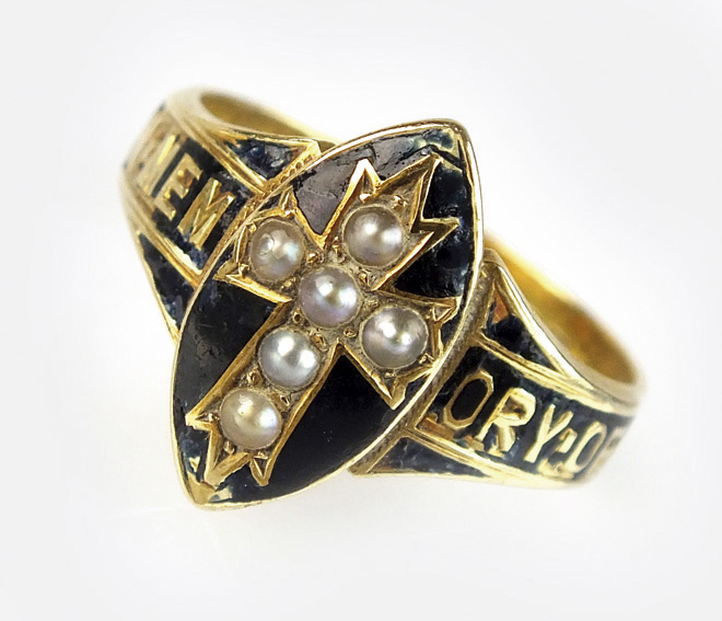 An Edwardian 15ct gold mourning ring,
