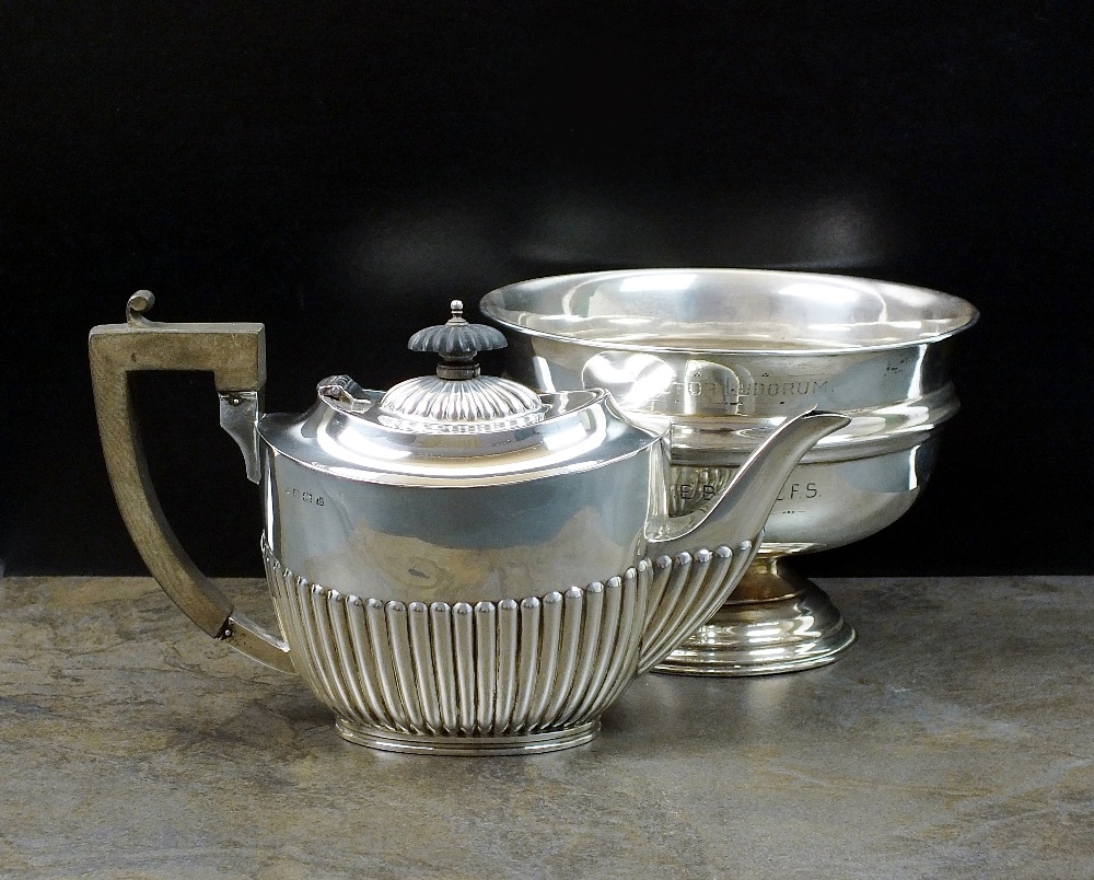 An Edwardian silver teapot, makers mark rubbed, Birmingham 1909,