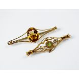 An early 20th century 9ct gold peridot and split pearl bar brooch,