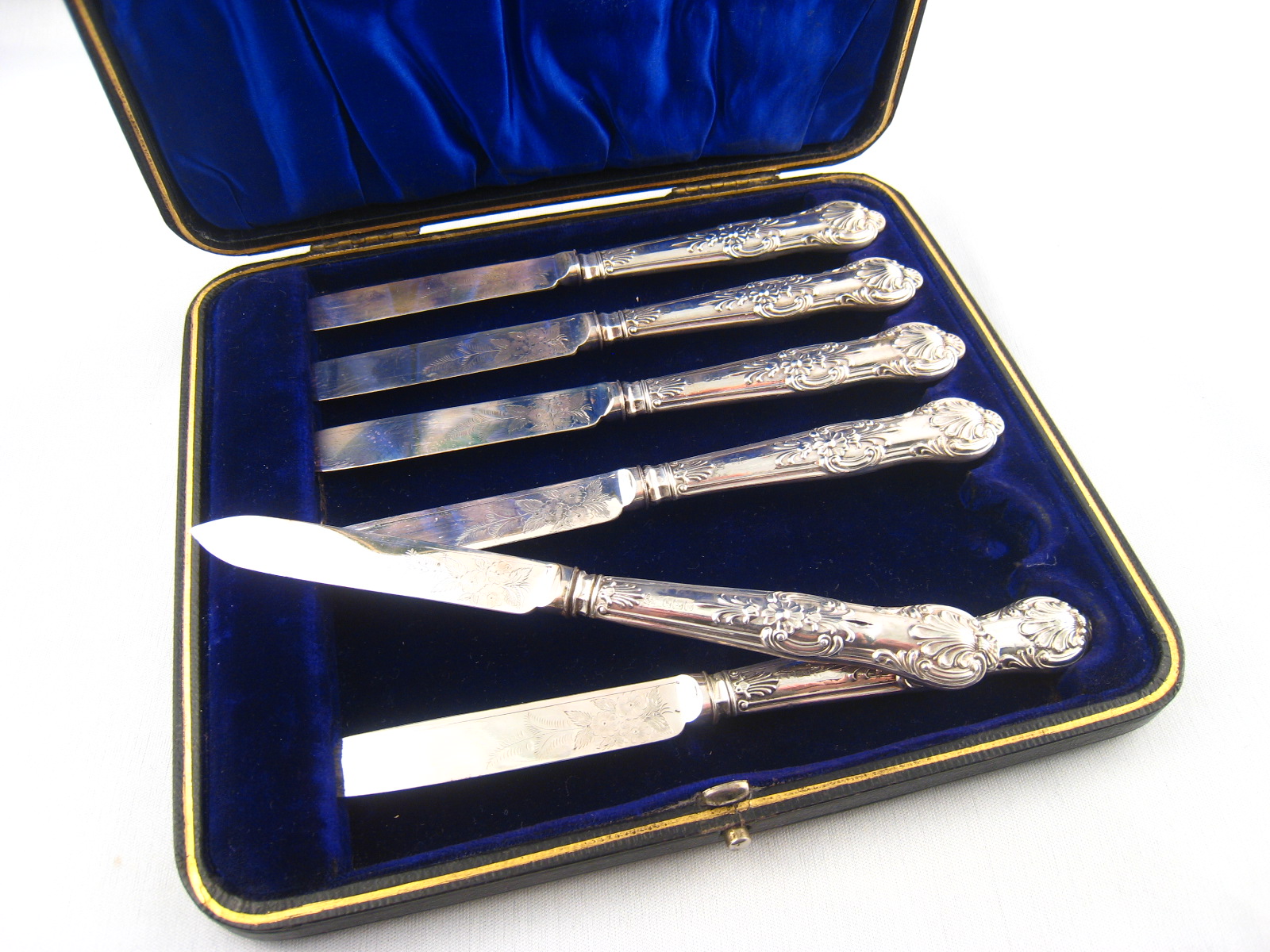 A boxed set of six sterling silver handl