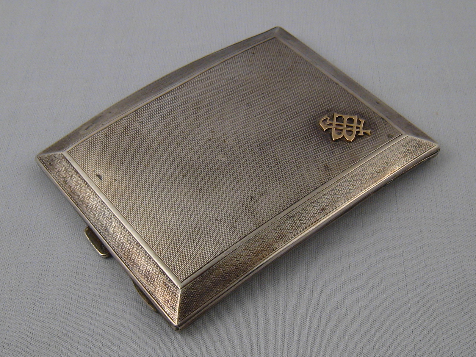 A sterling silver cigarette case with en