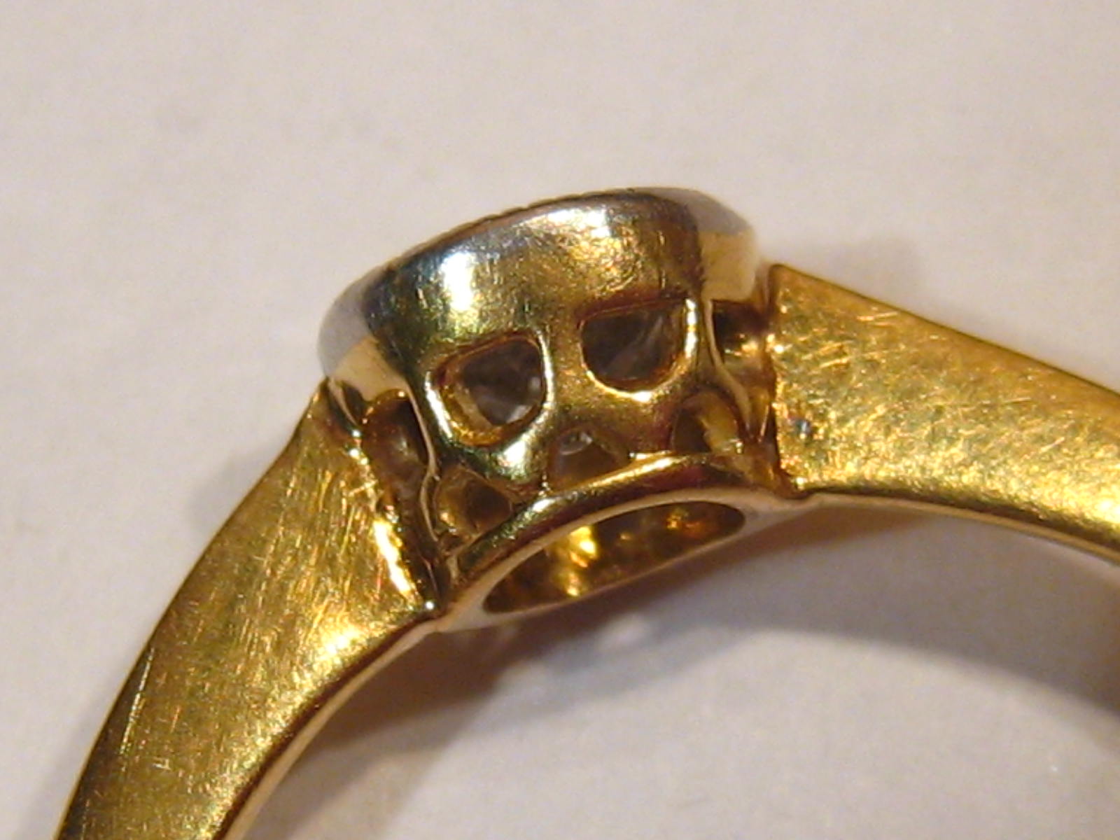 A yellow metal (tests 18 carat gold) dia - Image 6 of 9