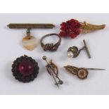 A mixed lot of jewellery including a “Bohemian” garnet brooch, a 9 carat gold swallow brooch etc.