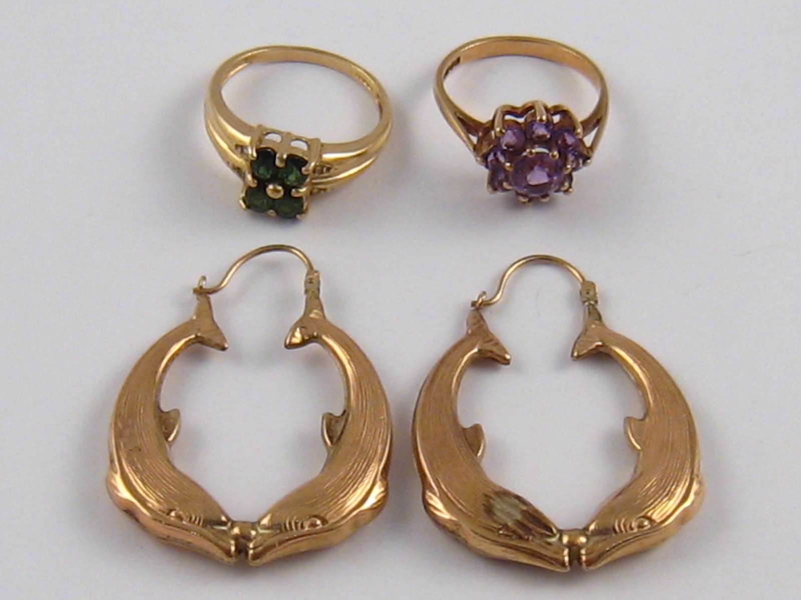 A mixed lot comprising two 9 carat gold rings and a pair of 9 carat gold earrings, - Image 2 of 2