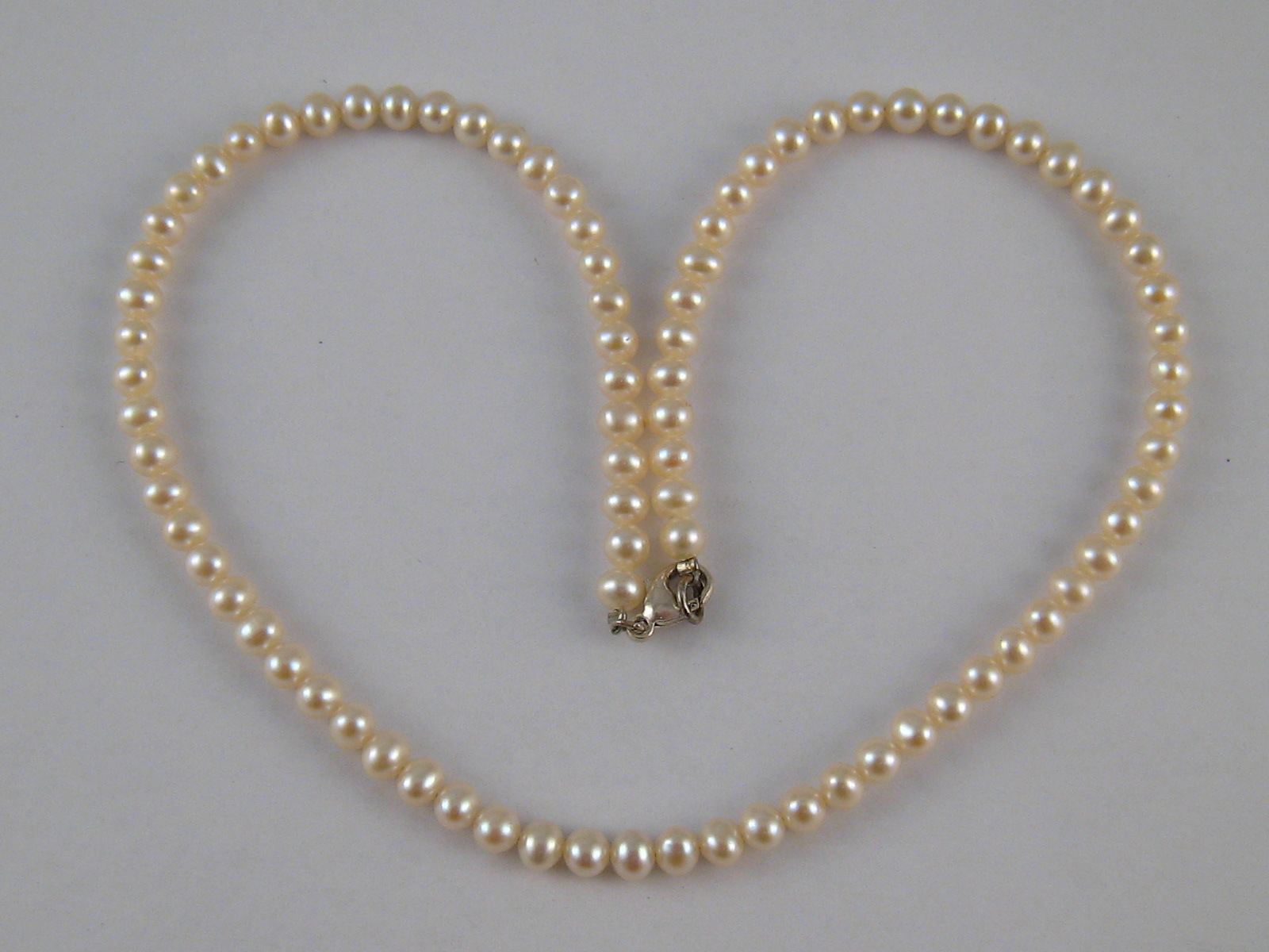 A cultured pearl necklace with a silver clasp, necklace approx. 40cm long, pearls approx.