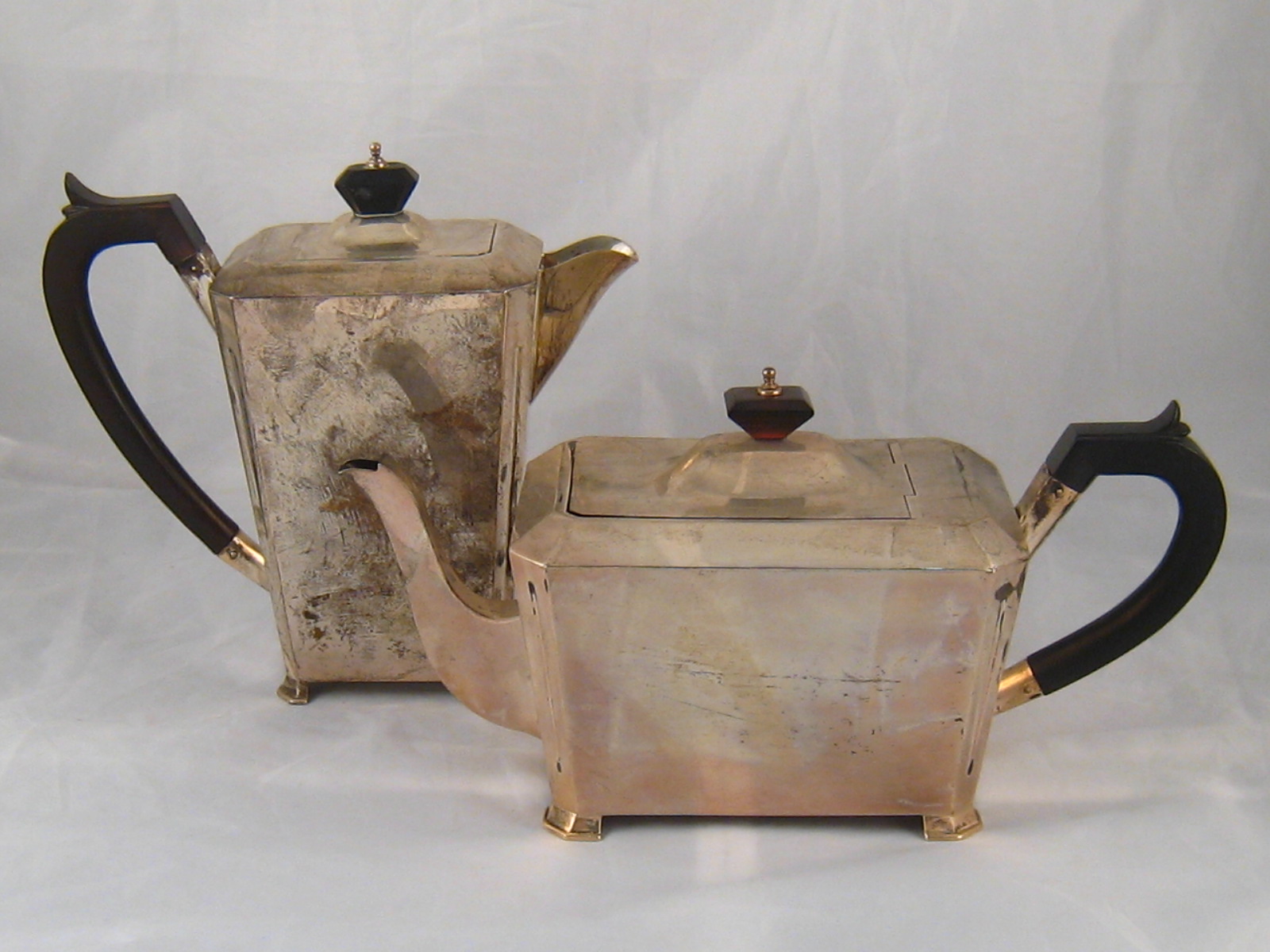 An Art Deco silver teapot and water jug, each on four feet with box hinge lid,  S Blankensee & Sons,