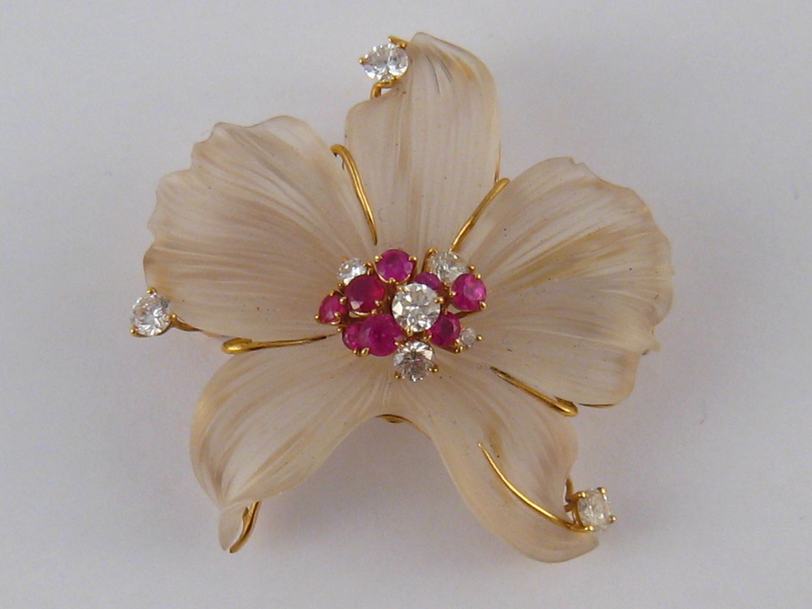 A carved chalcedony floral design brooch of fine quality, with 18 carat gold mount,