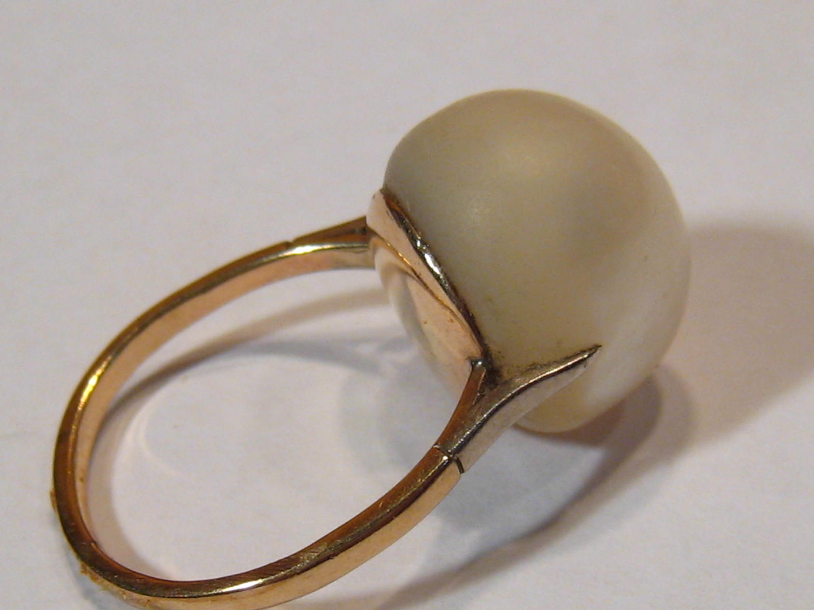 A yellow metal (tests 9 carat gold) untested baroque pearl ring, pearl approx 14mm long, - Image 5 of 6