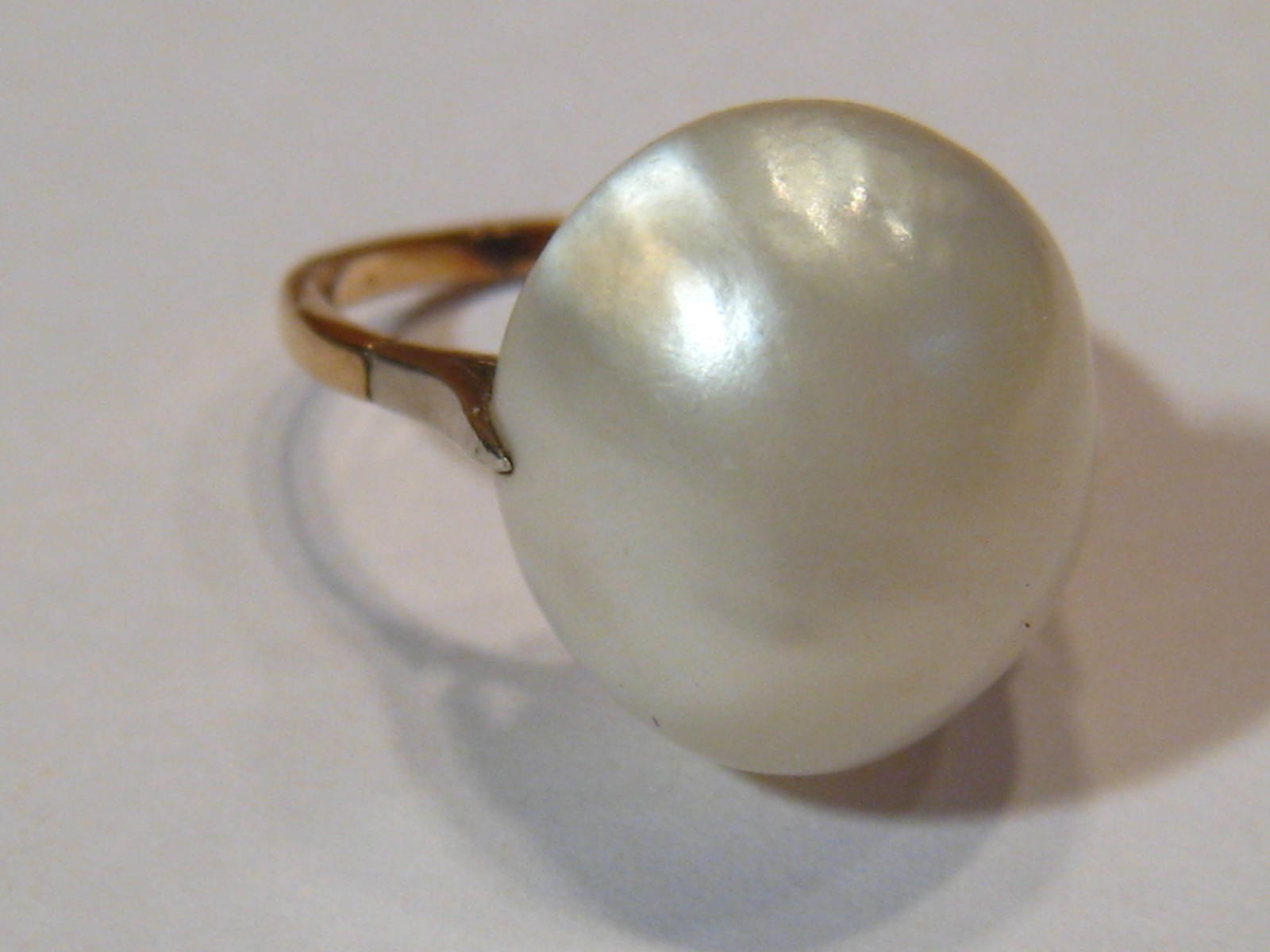 A yellow metal (tests 9 carat gold) untested baroque pearl ring, pearl approx 14mm long, - Image 3 of 6